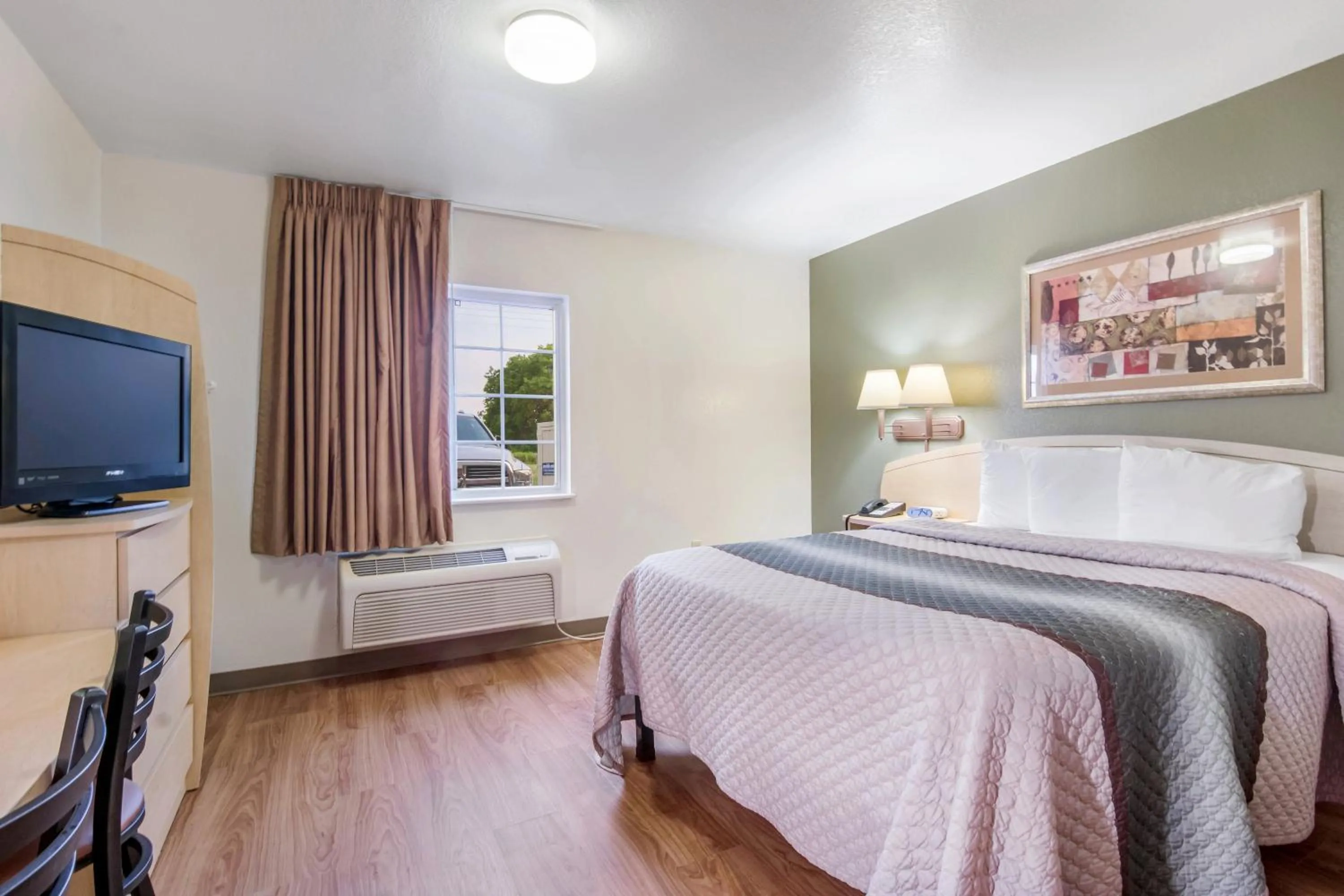 Photo of the whole room, Bed in HomeTowne Studios & Suites by Red Roof Bentonville