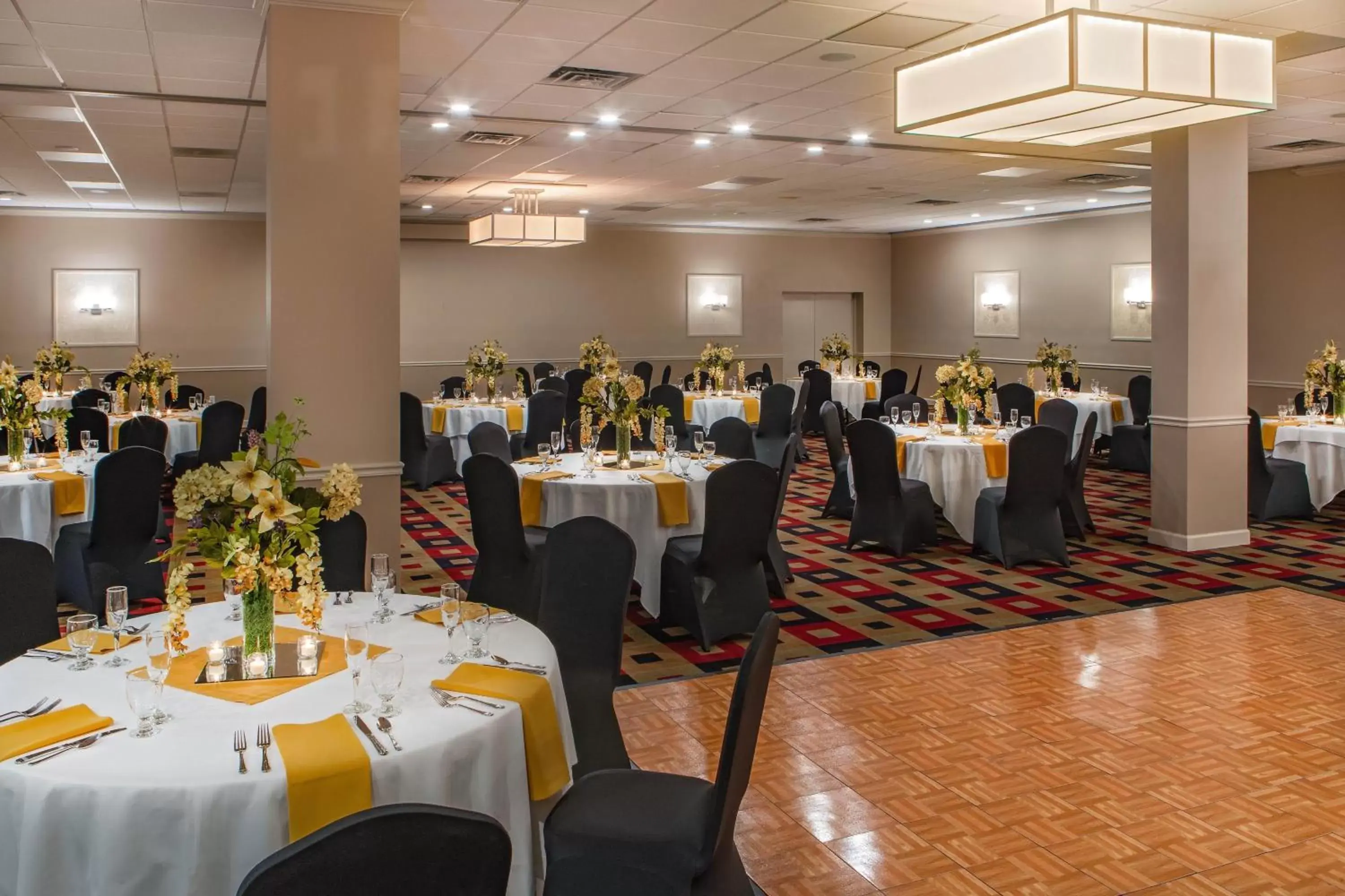 Meeting/conference room, Restaurant/Places to Eat in Four Points by Sheraton Kalamazoo