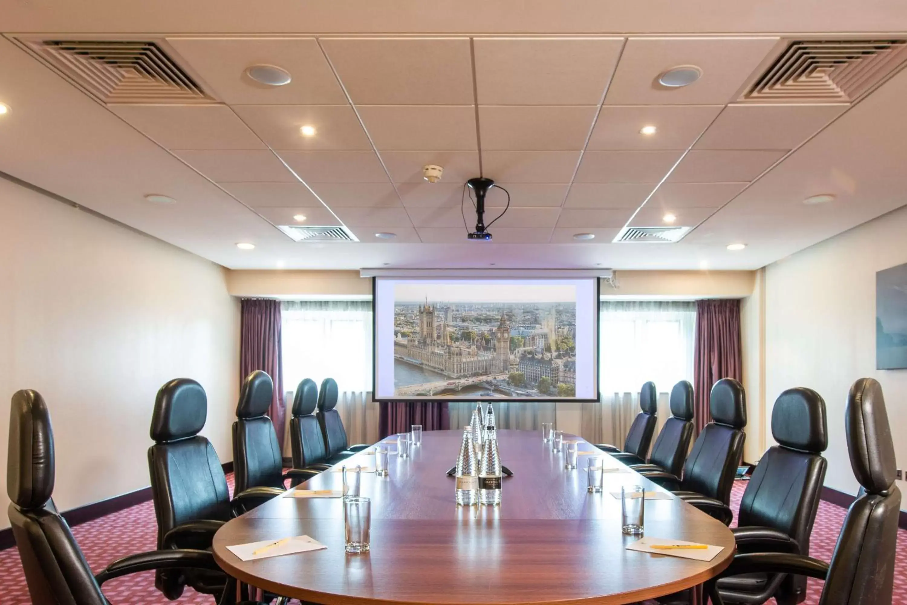 Meeting/conference room in DoubleTree by Hilton London Heathrow Airport