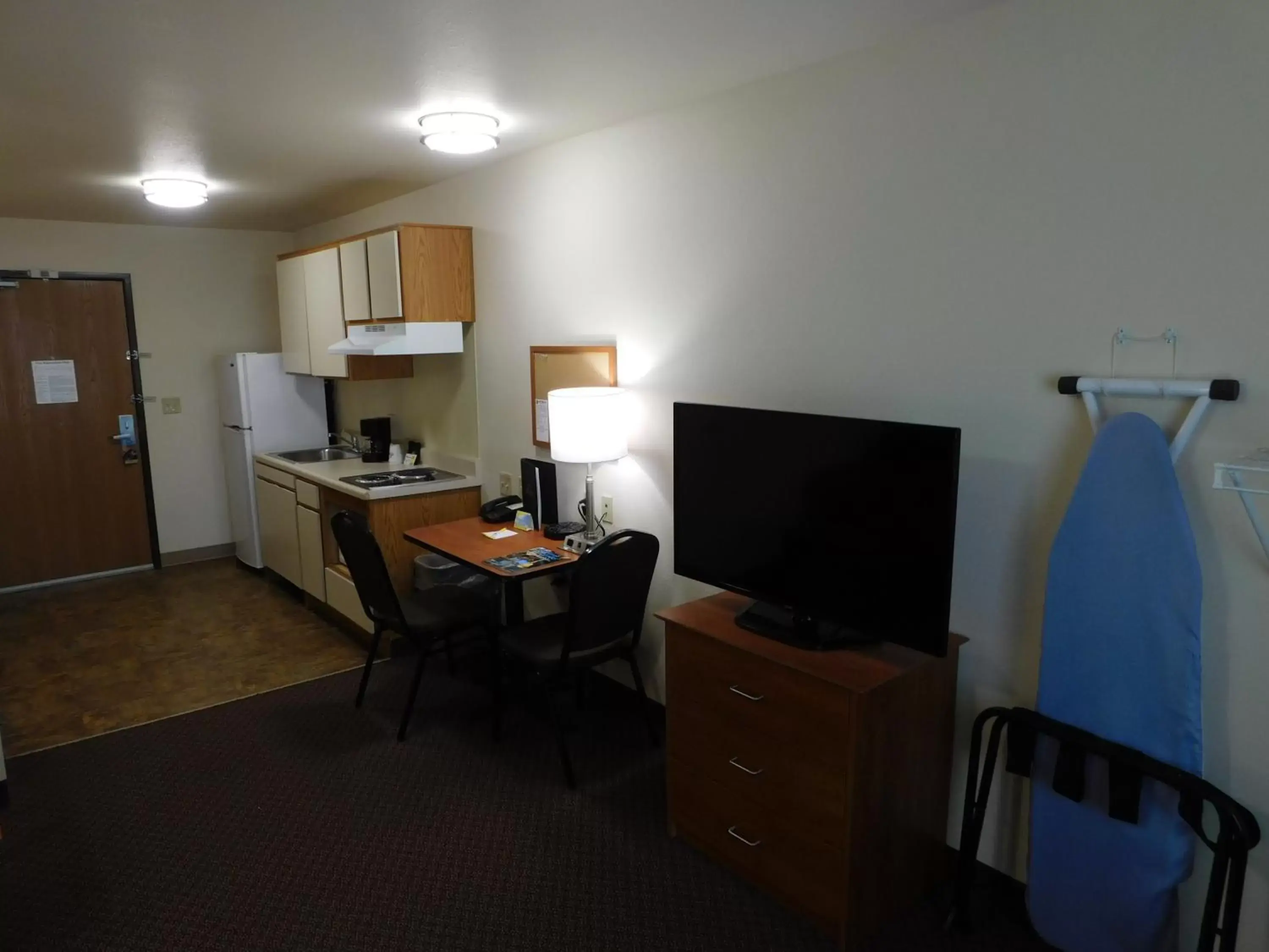 Kitchen or kitchenette, TV/Entertainment Center in Days Inn & Suites by Wyndham Rochester South