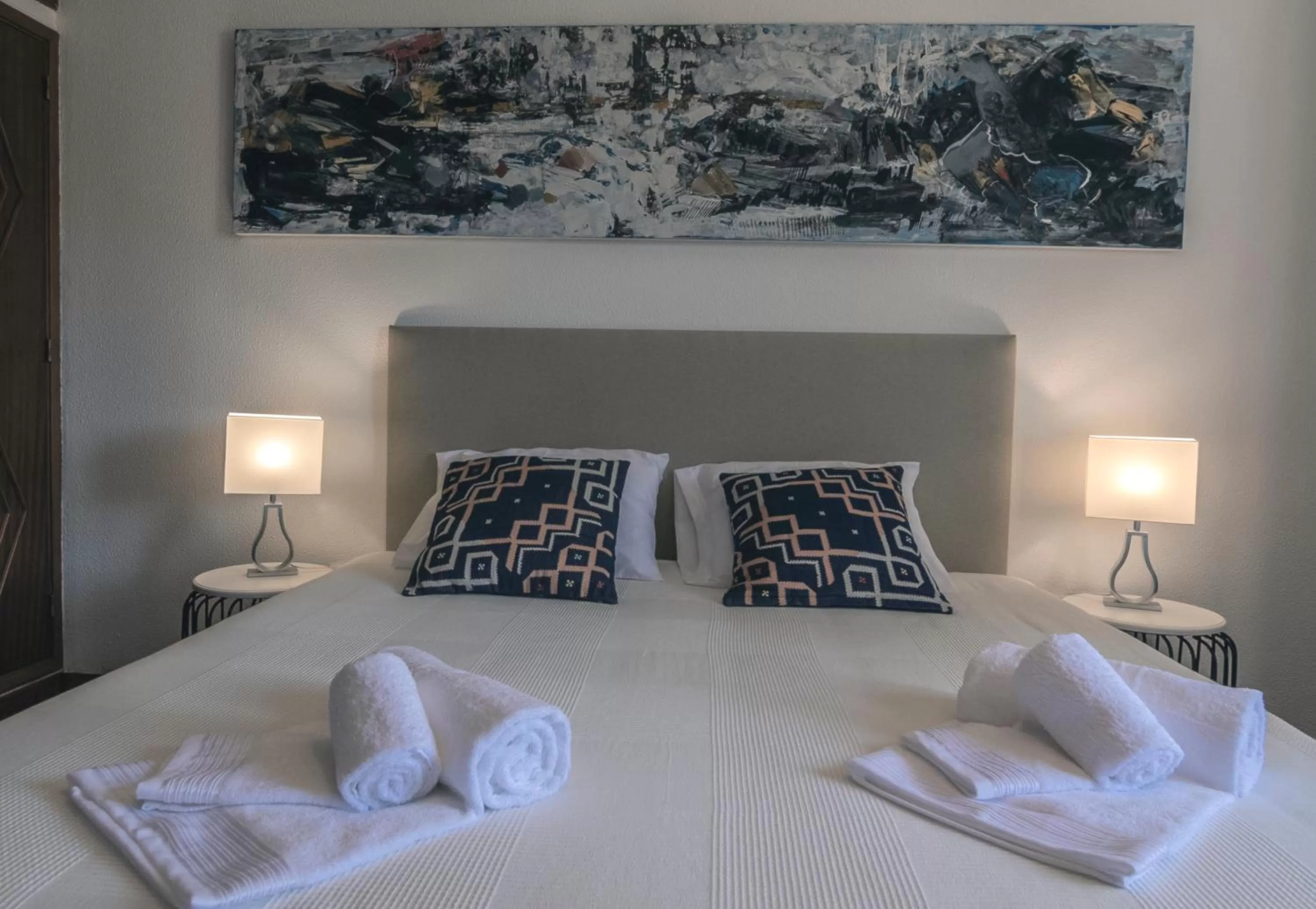 Bed in Pine House - Faro Airport, Beach and City Center