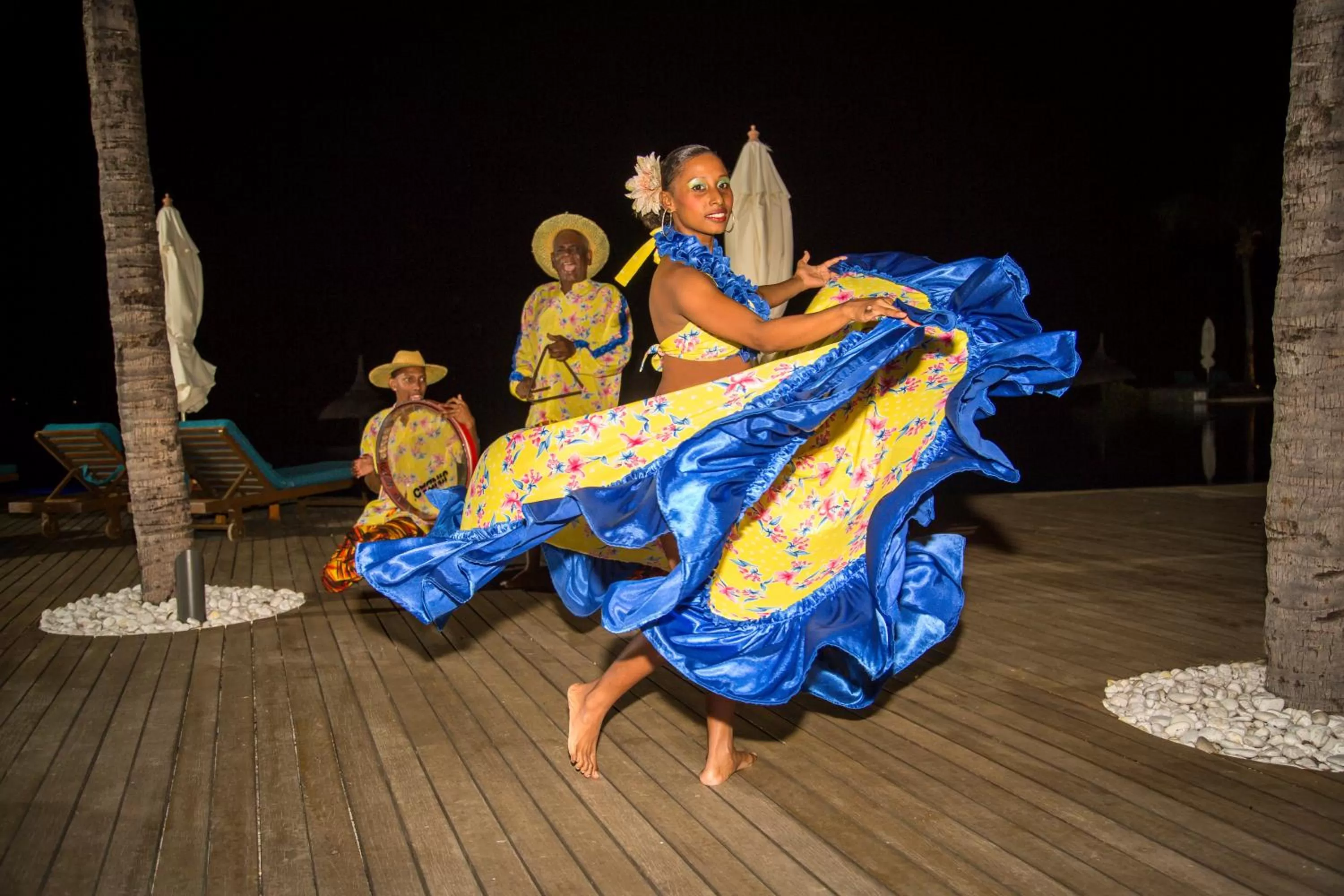 Evening entertainment in Sands Suites Resort & Spa