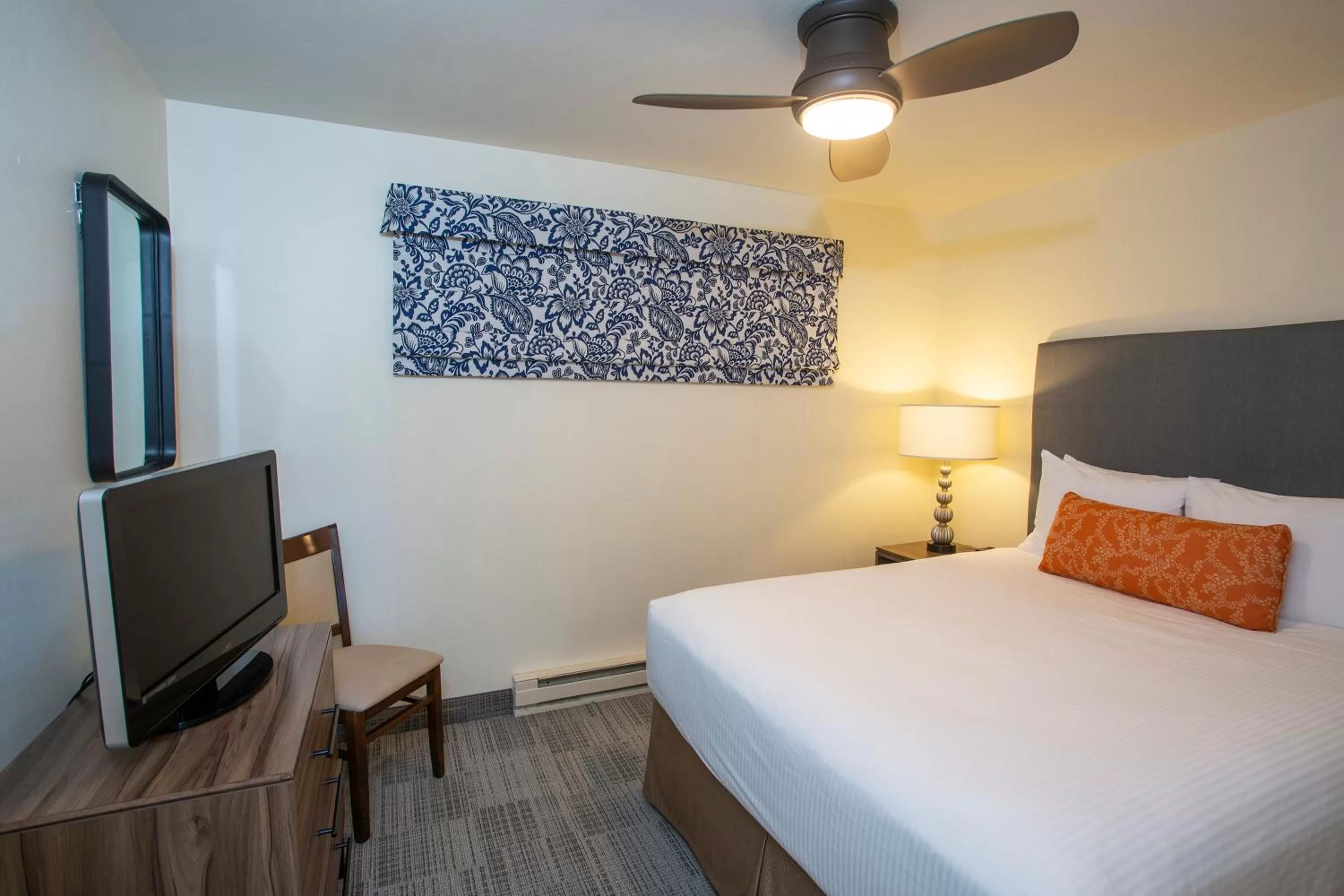 Bedroom, Bed in Lakeshore Inn