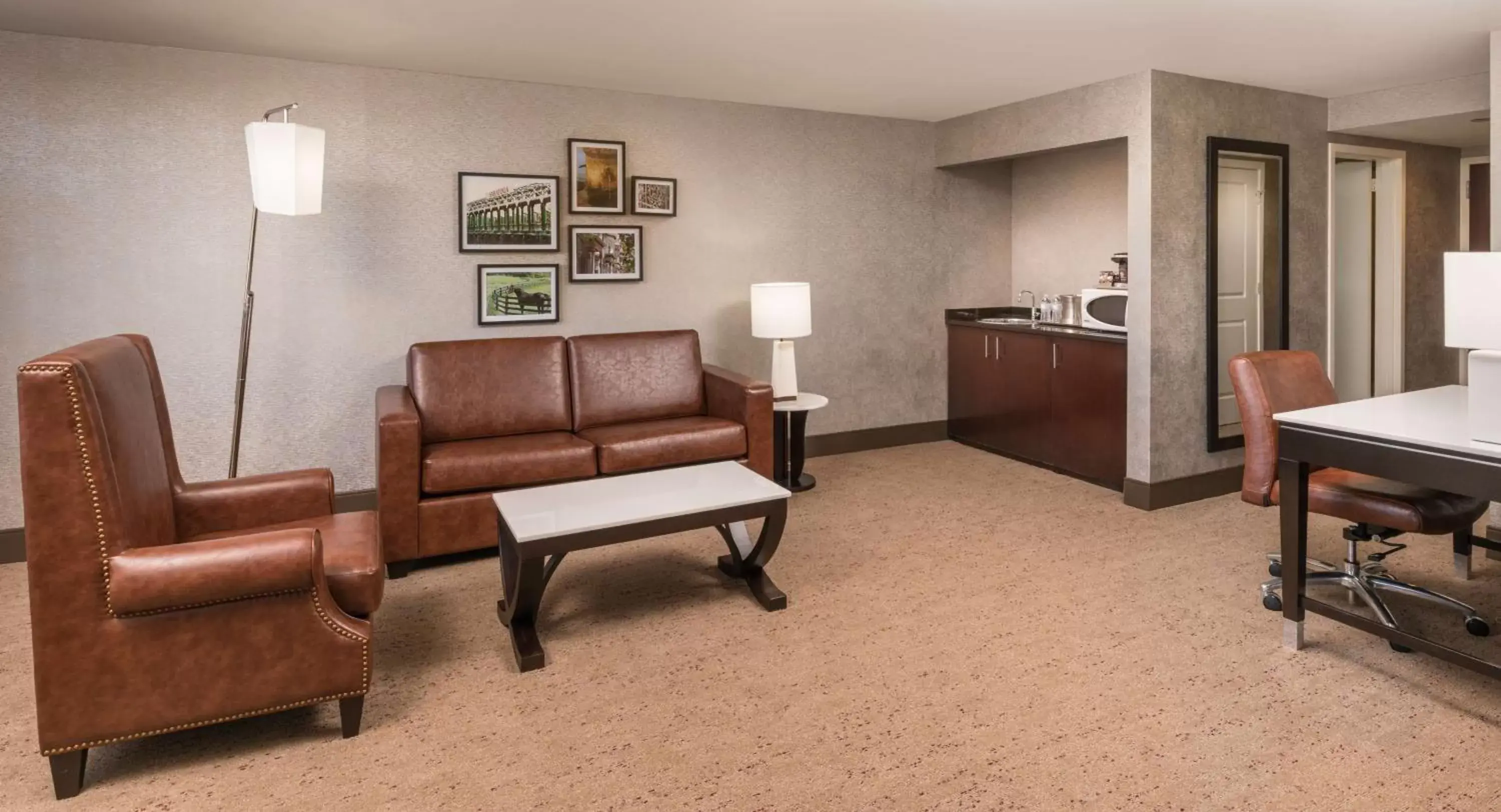 Living room, Seating Area in The Saratoga Hilton