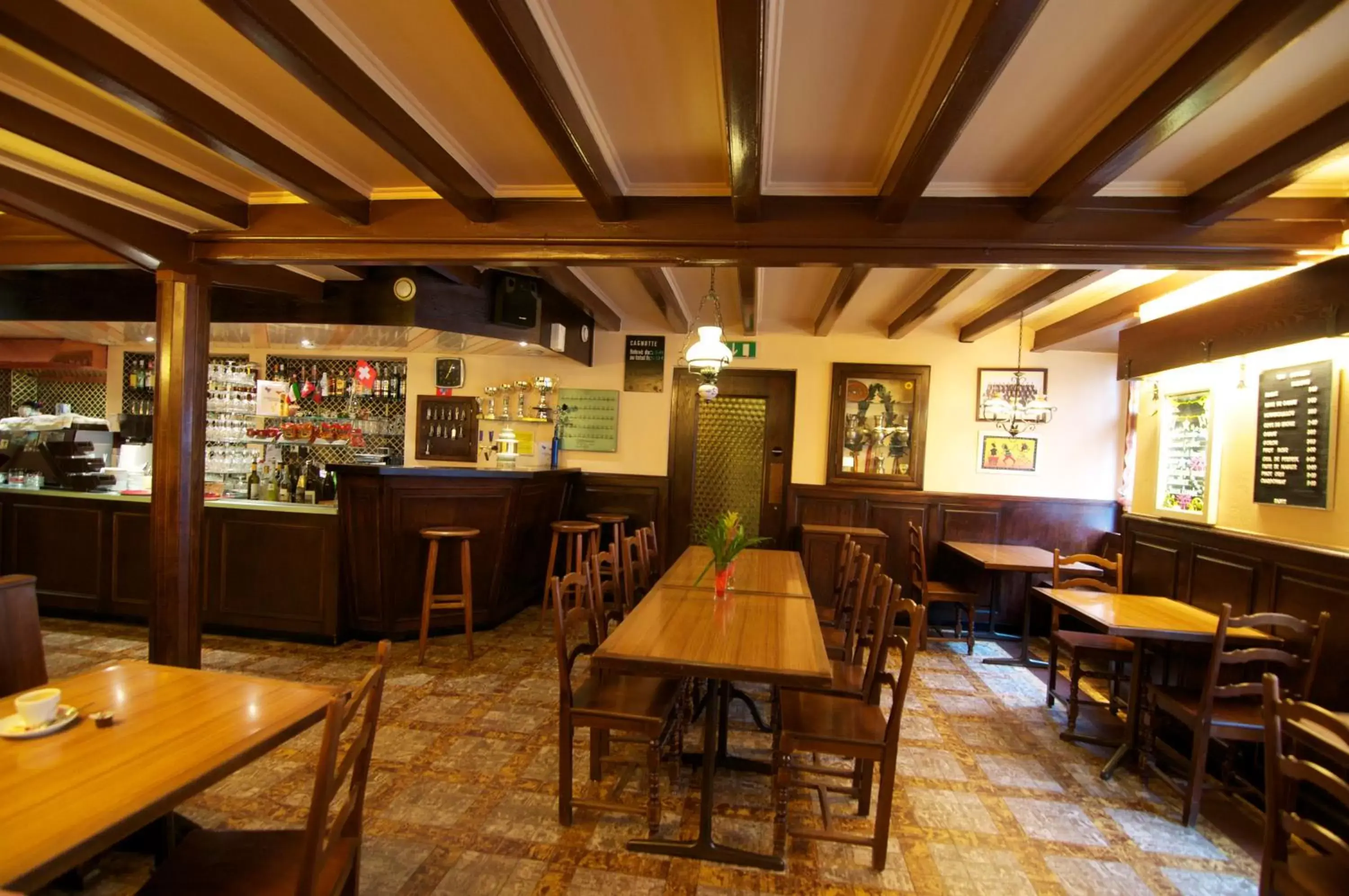 Lounge or bar, Restaurant/Places to Eat in Hôtel de la Croix-Blanche