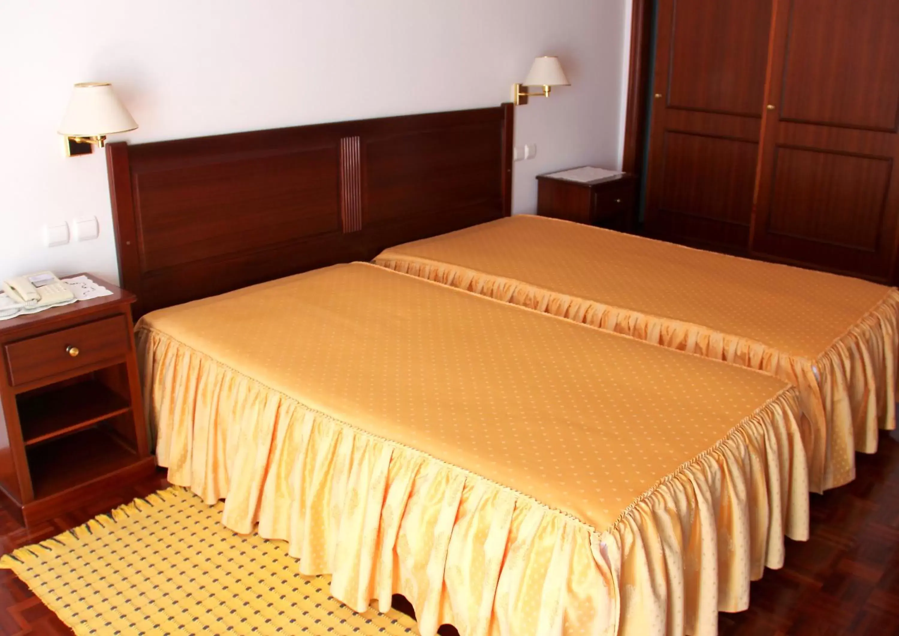 Property building, Bed in Hotel Central