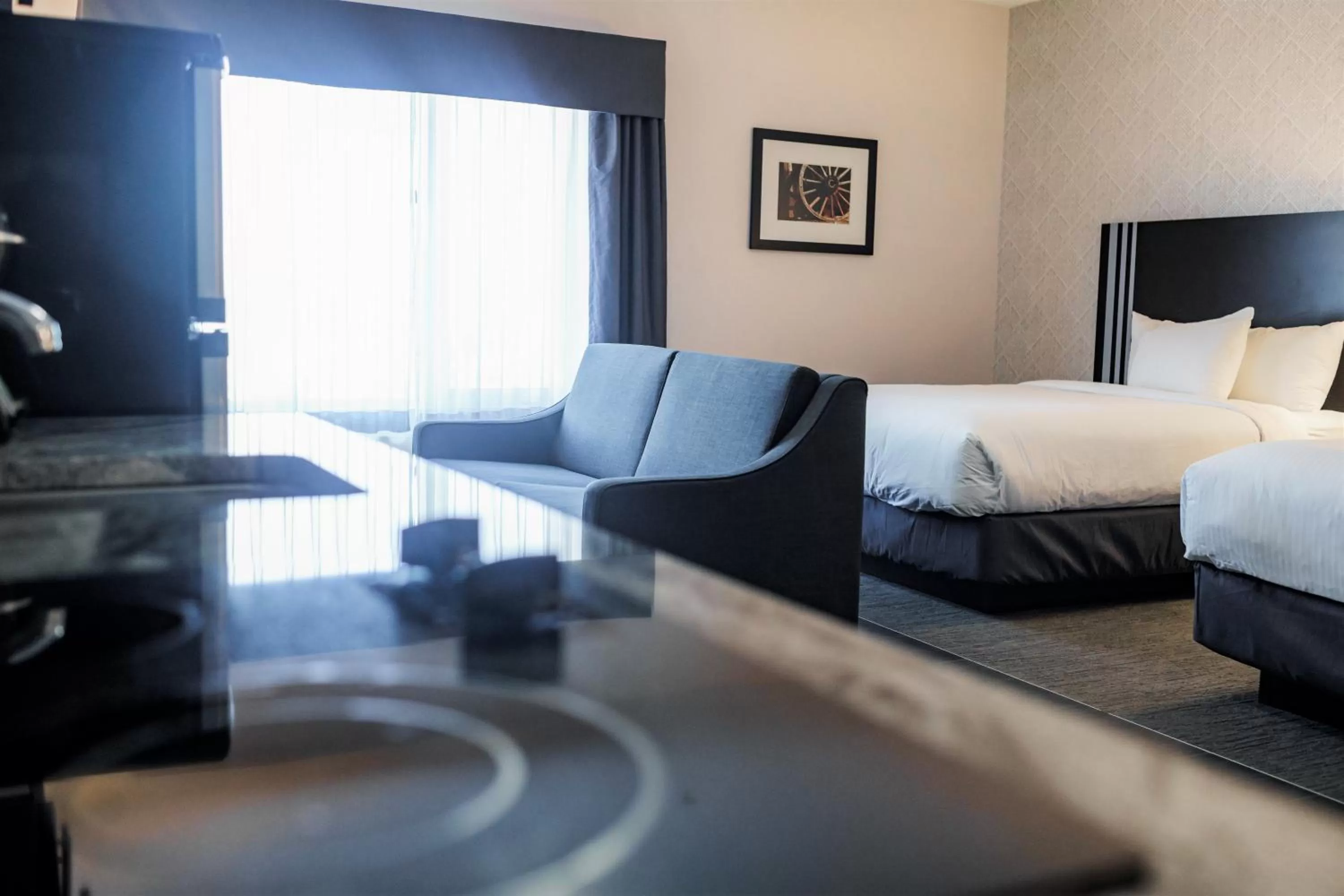 Photo of the whole room, Bed in Park Inn by Radisson Edmonton Airport
