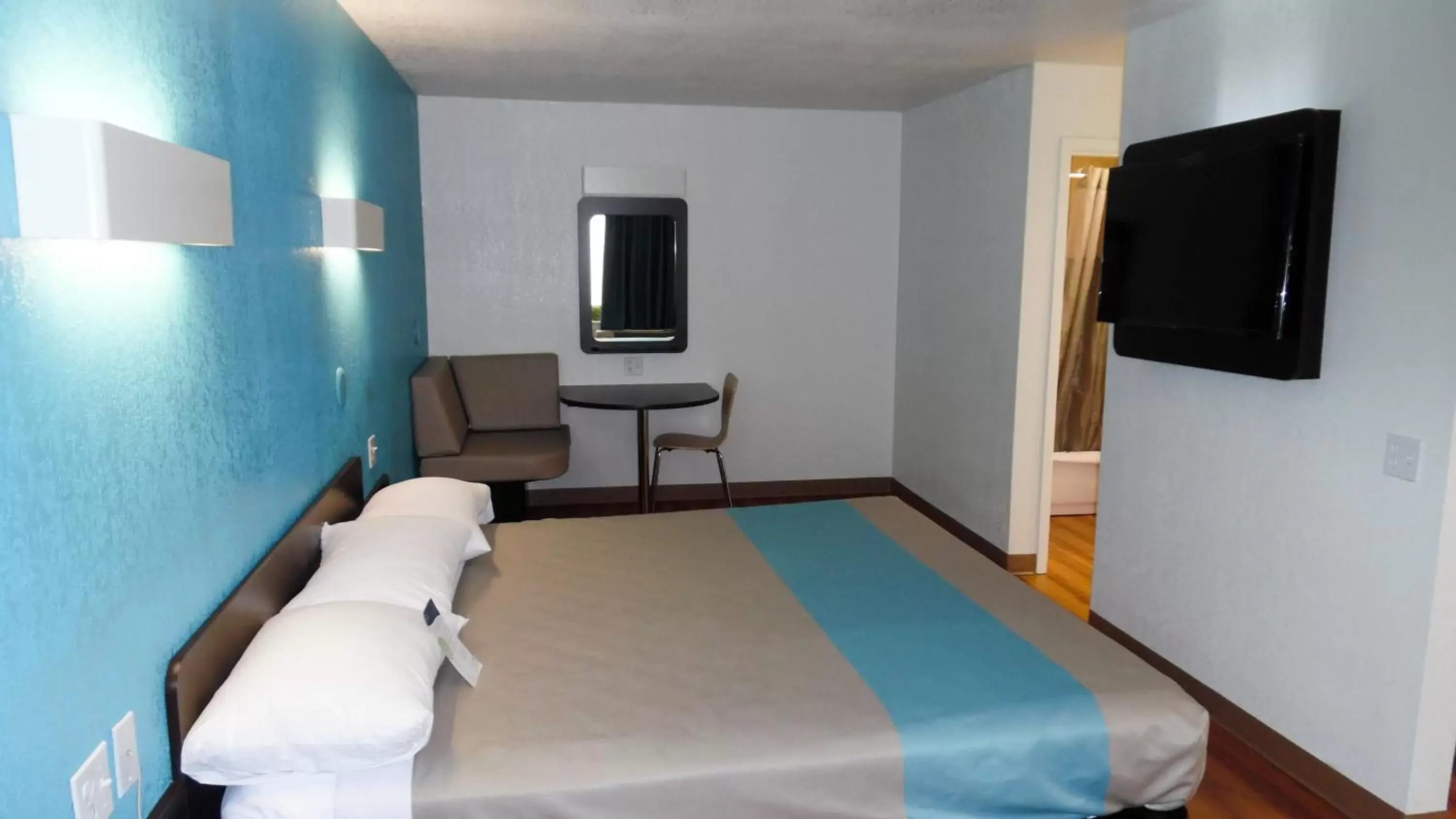 Bedroom, TV/Entertainment Center in Motel 6-Irving, TX - Irving DFW Airport East