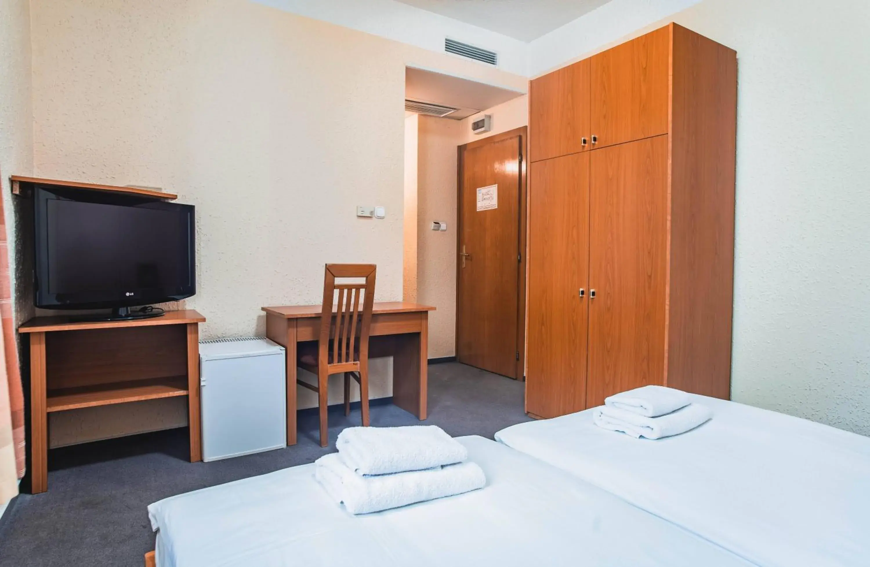 Bed, TV/Entertainment Center in Homoky Hotels Bestline Hotel