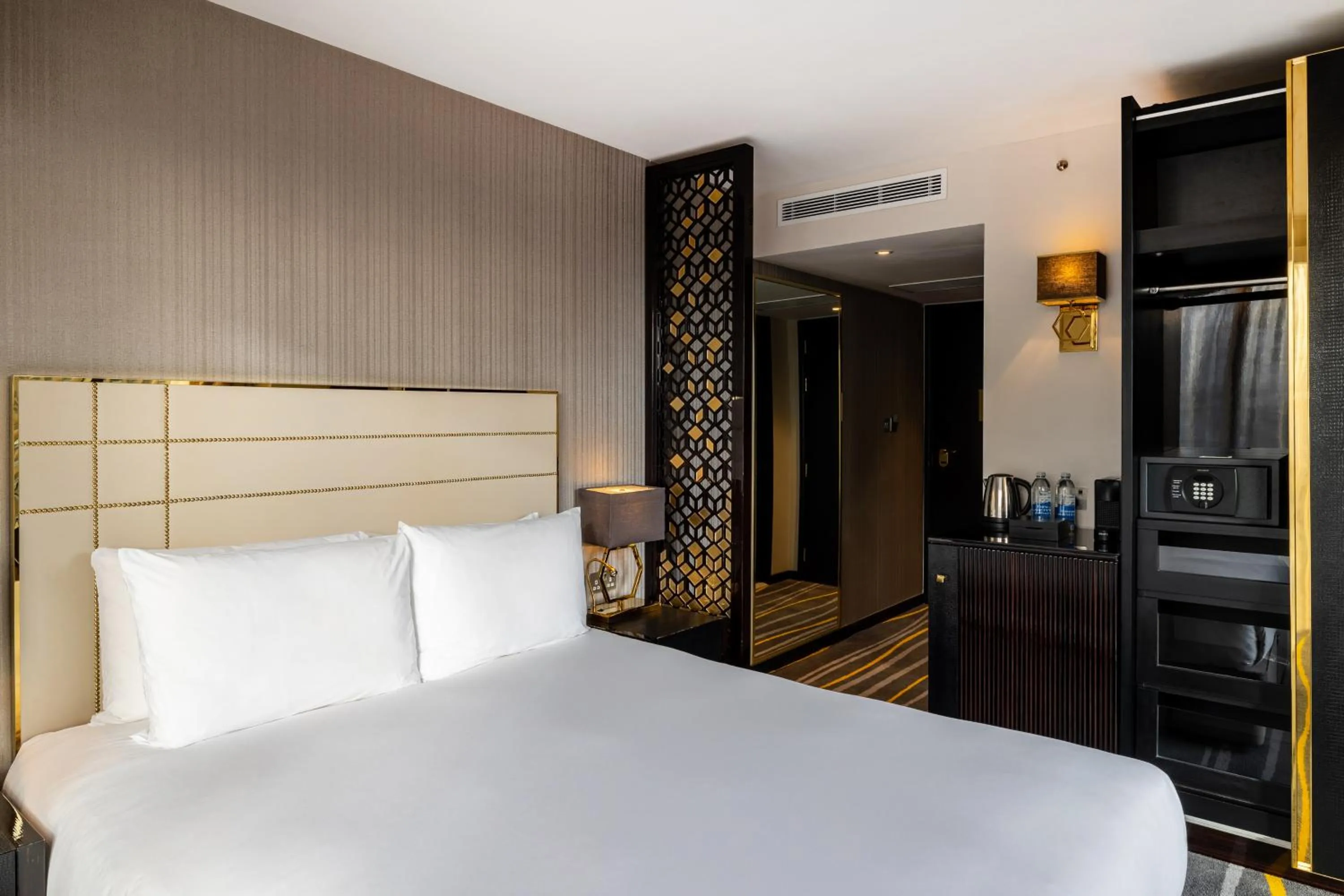 Bed in Hotel Saint London