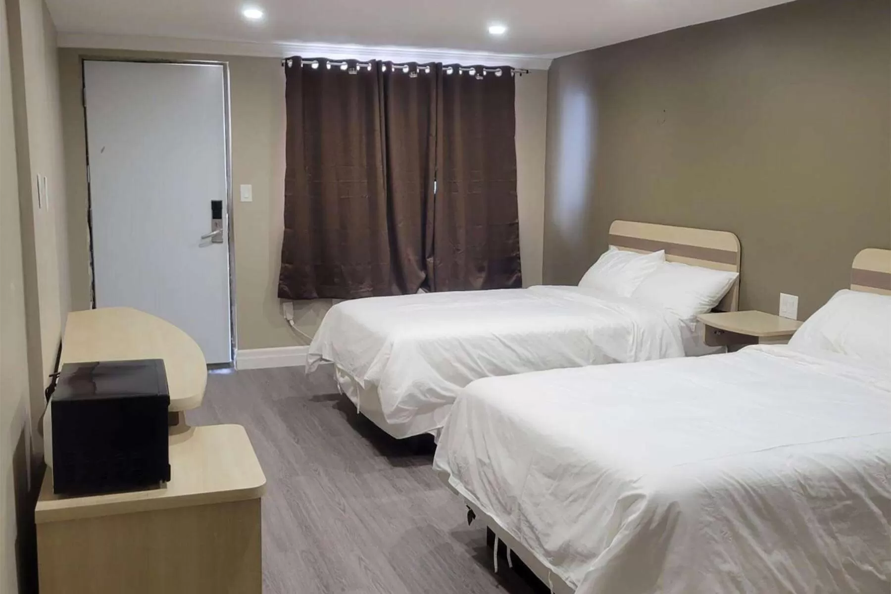 Photo of the whole room in Super 8 by Wyndham Niagara Falls ON