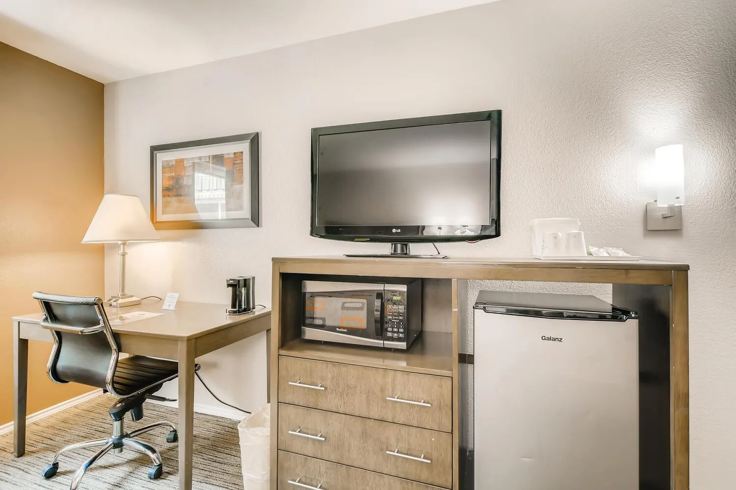 TV and multimedia in Orangewood Inn and Suites Midtown