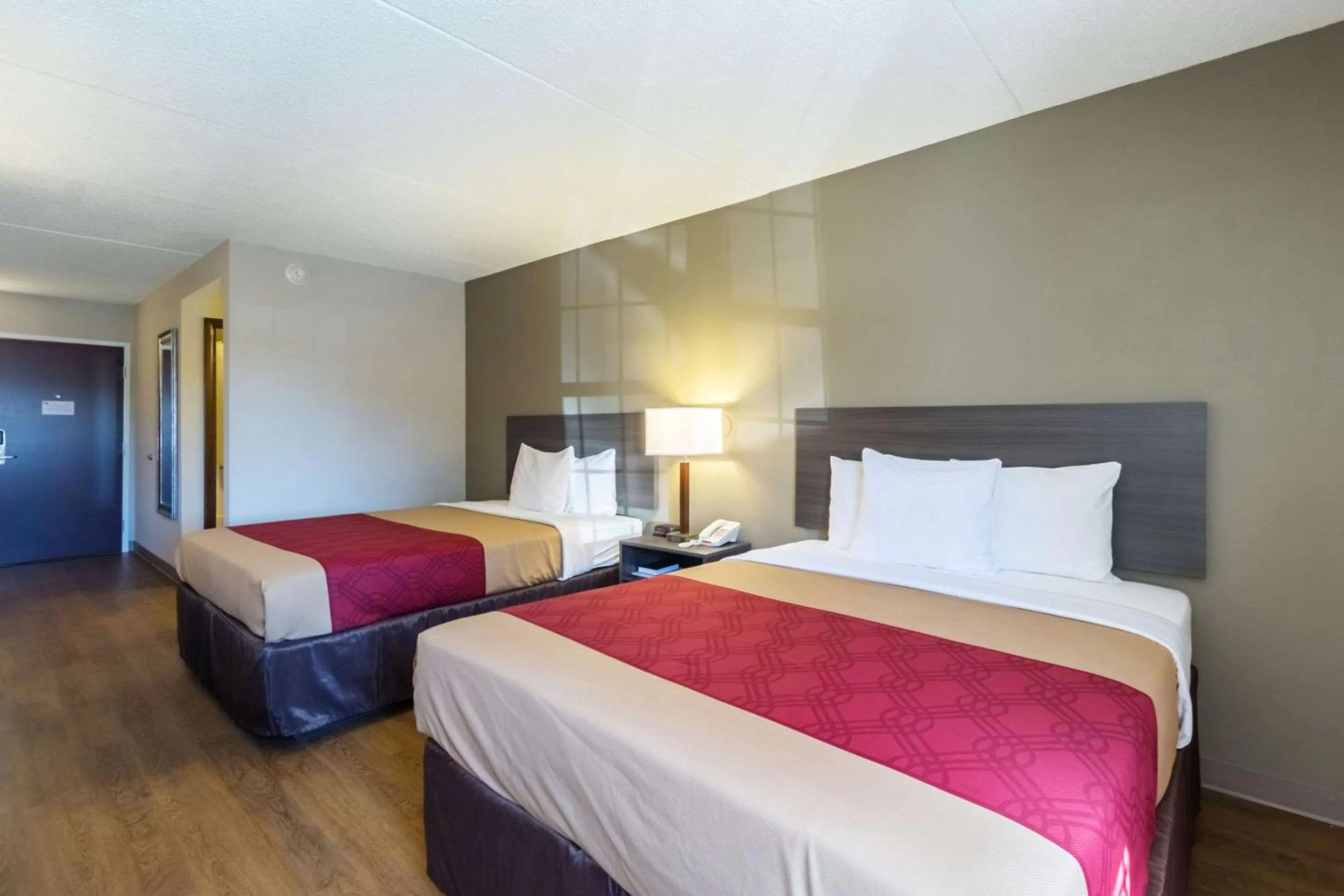 Photo of the whole room, Bed in Econo Lodge Harrisburg - Southwest of Hershey Area