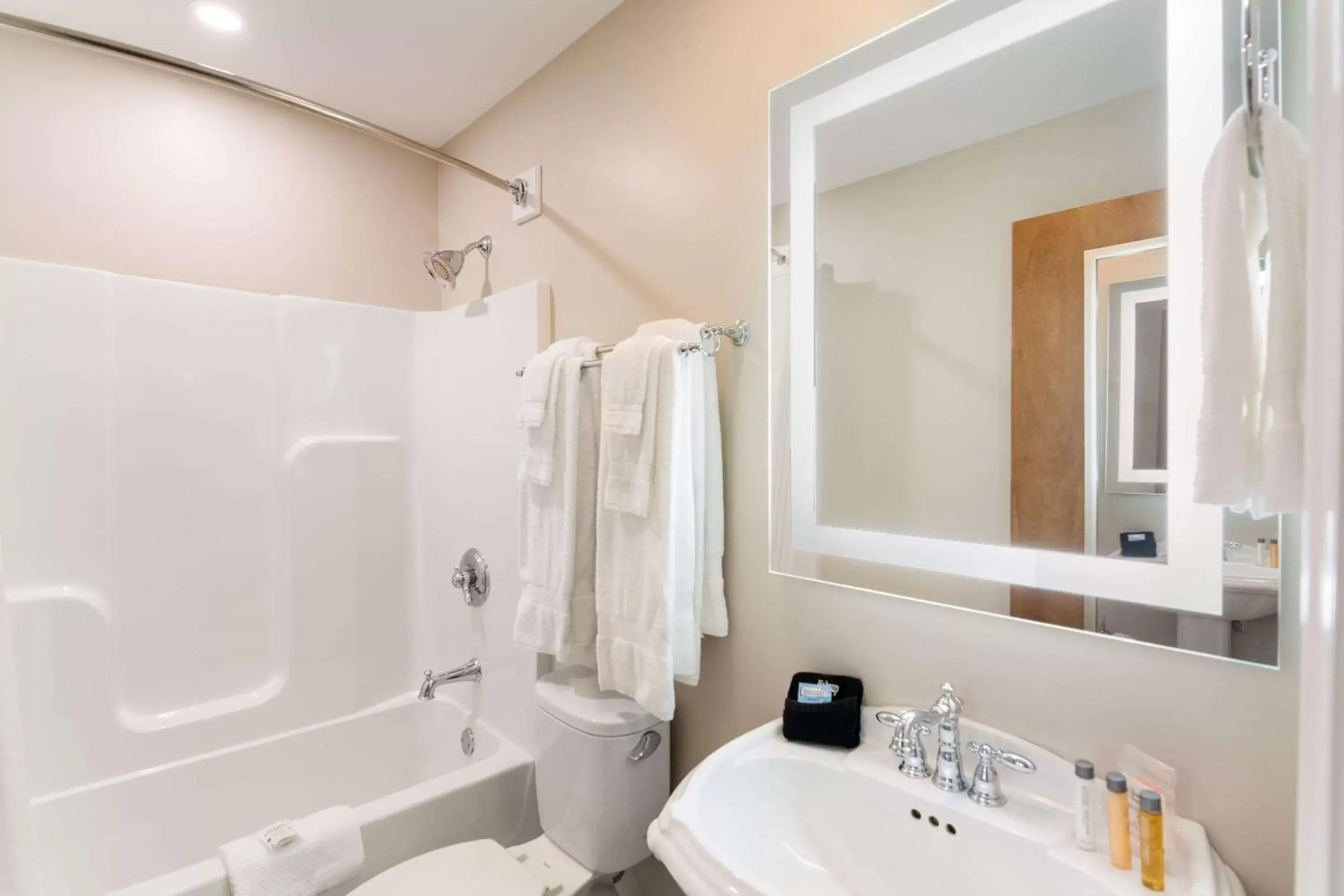 Bathroom in The Port Inn and Cottages, Ascend Hotel Collection