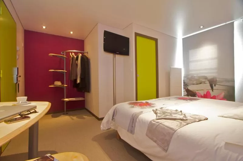 Photo of the whole room, Bed in Hôtel Novalis Quimperlé