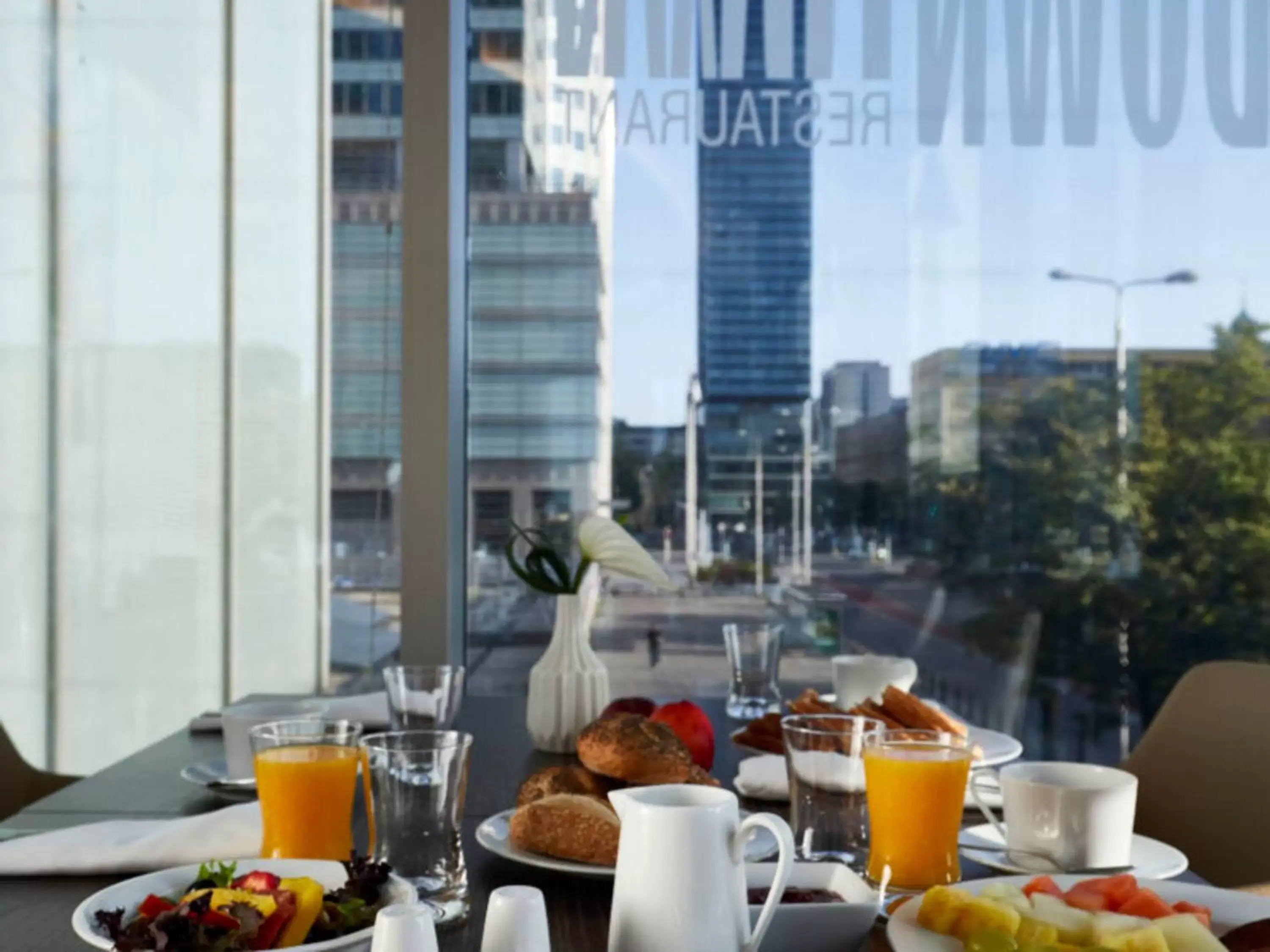 Restaurant/places to eat, Breakfast in InterContinental Warszawa, an IHG Hotel