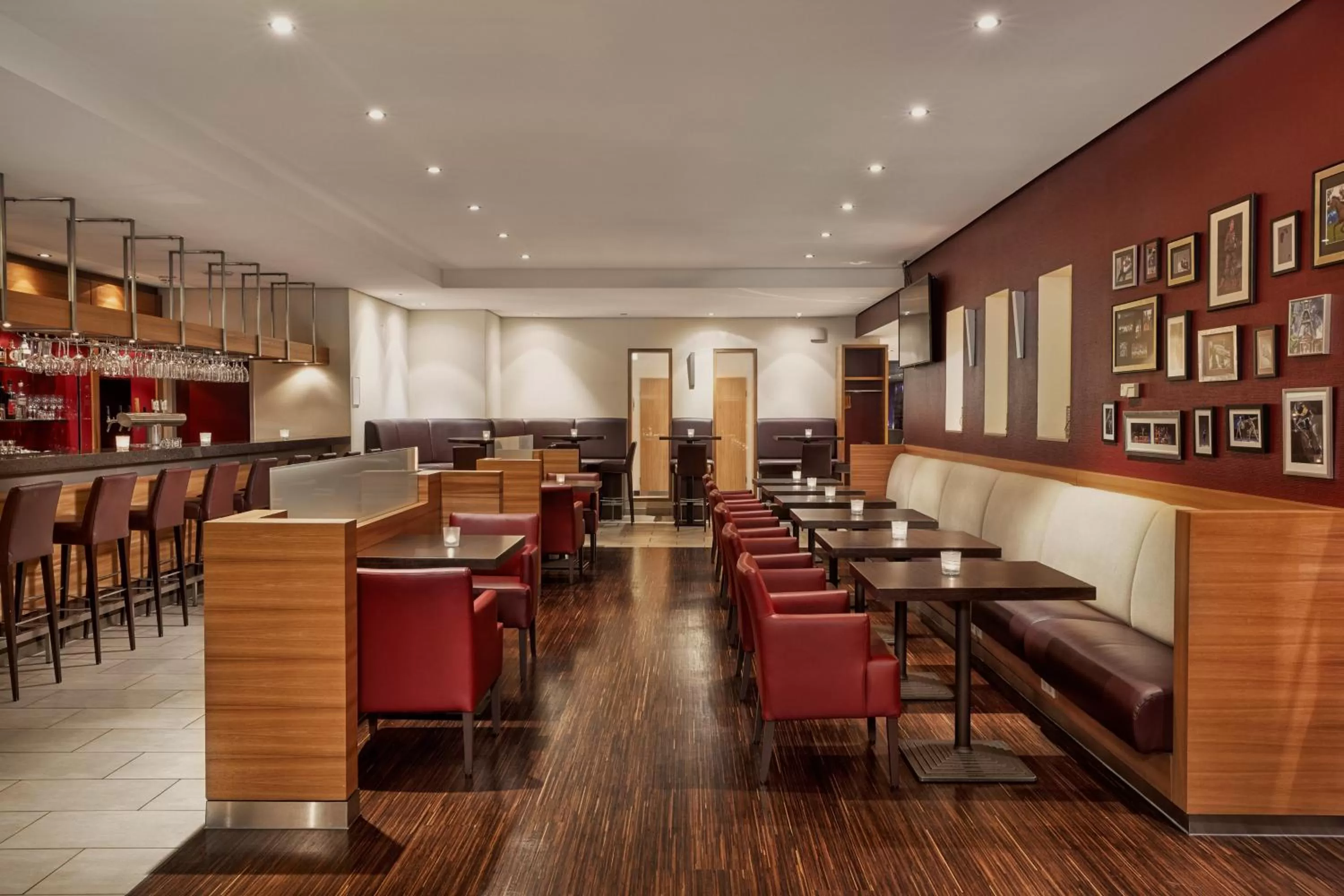 Lounge or bar in H+ Hotel Bochum