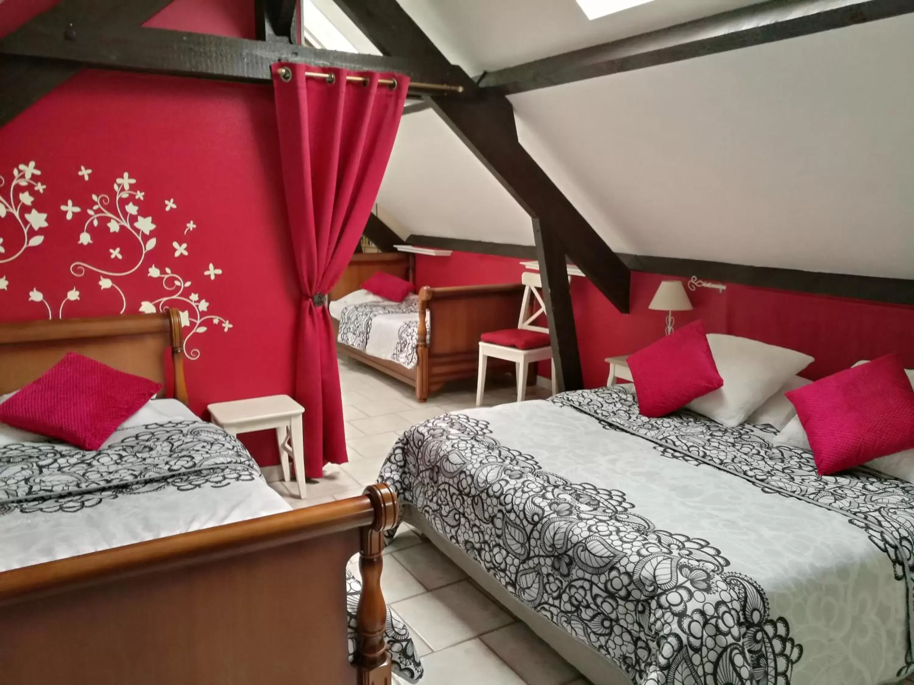 Photo of the whole room, Bed in La Rose des Vents