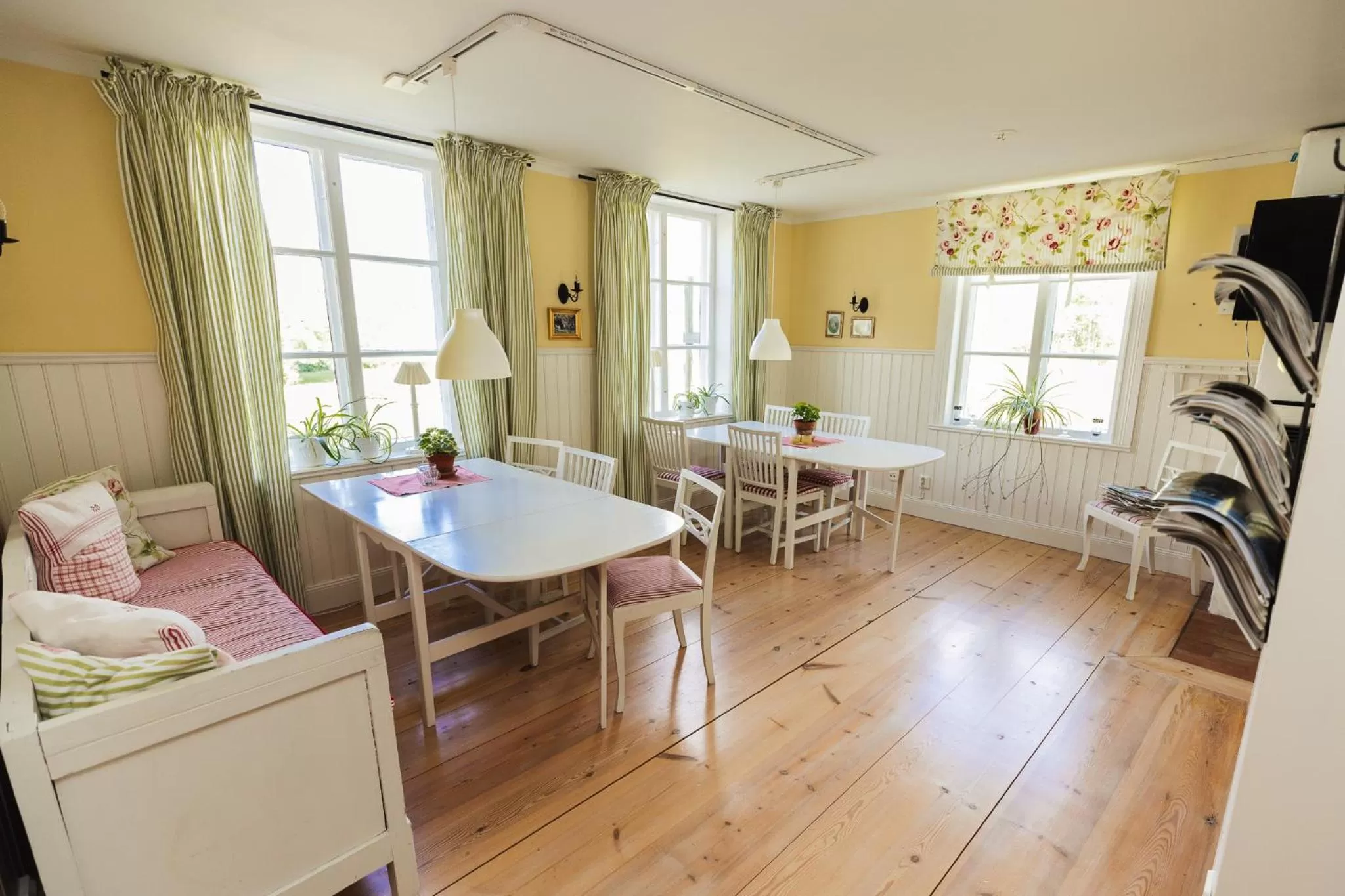 Communal lounge/ TV room in Bäcks Bed & Breakfast