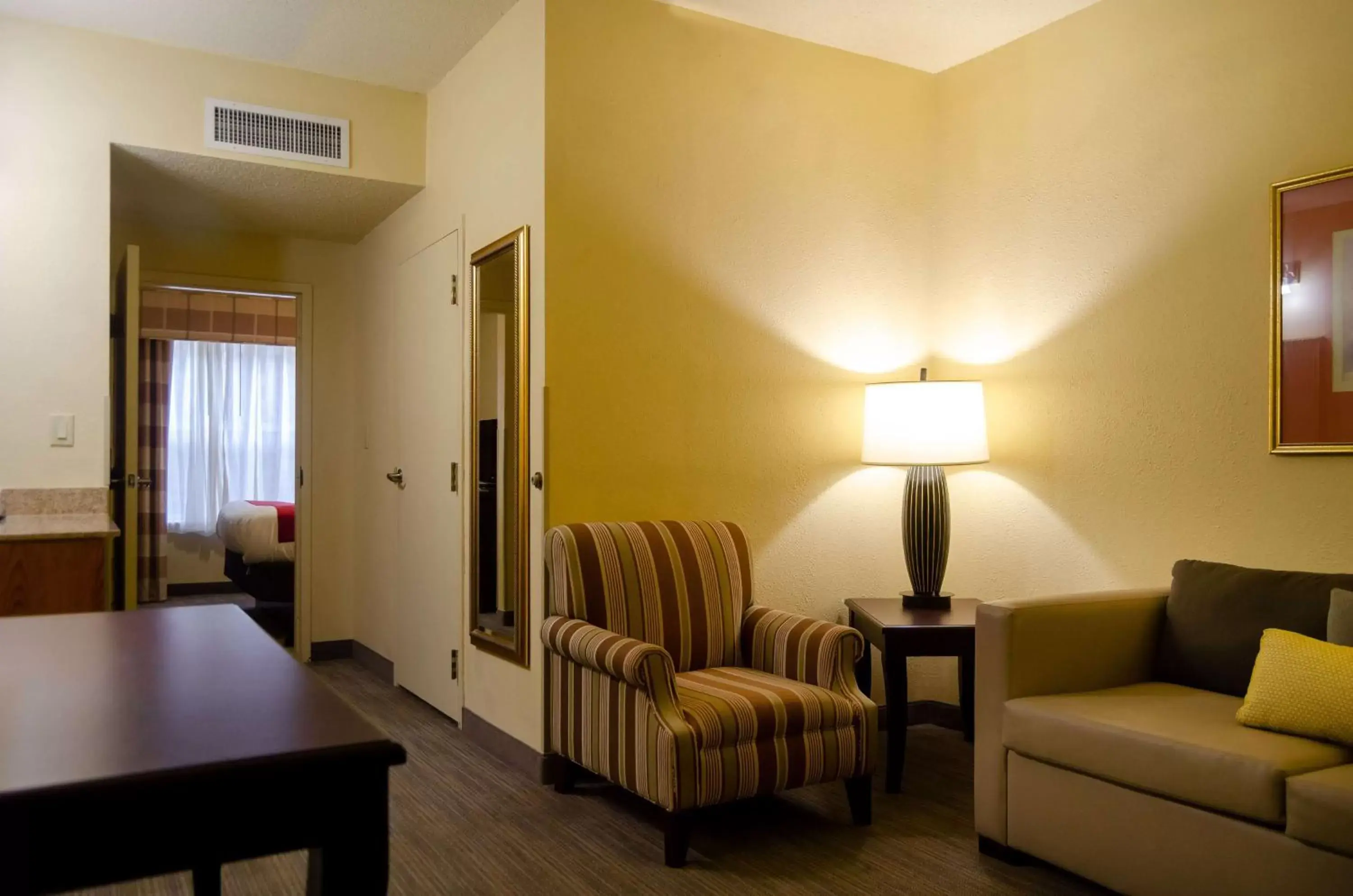 Photo of the whole room, Seating Area in Country Inn & Suites by Radisson, Tuscaloosa, AL