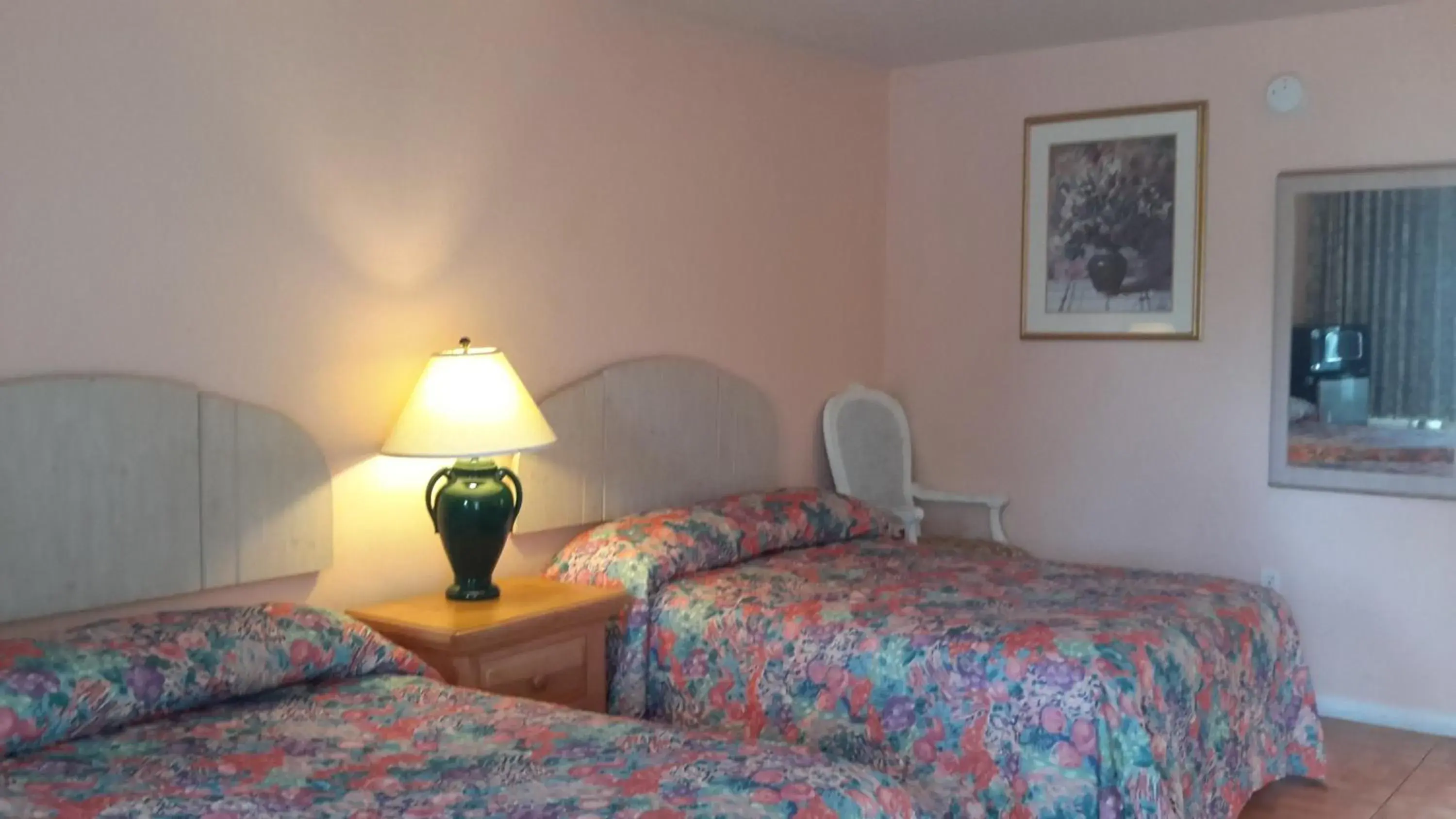 Photo of the whole room, Bed in Conty's Motel
