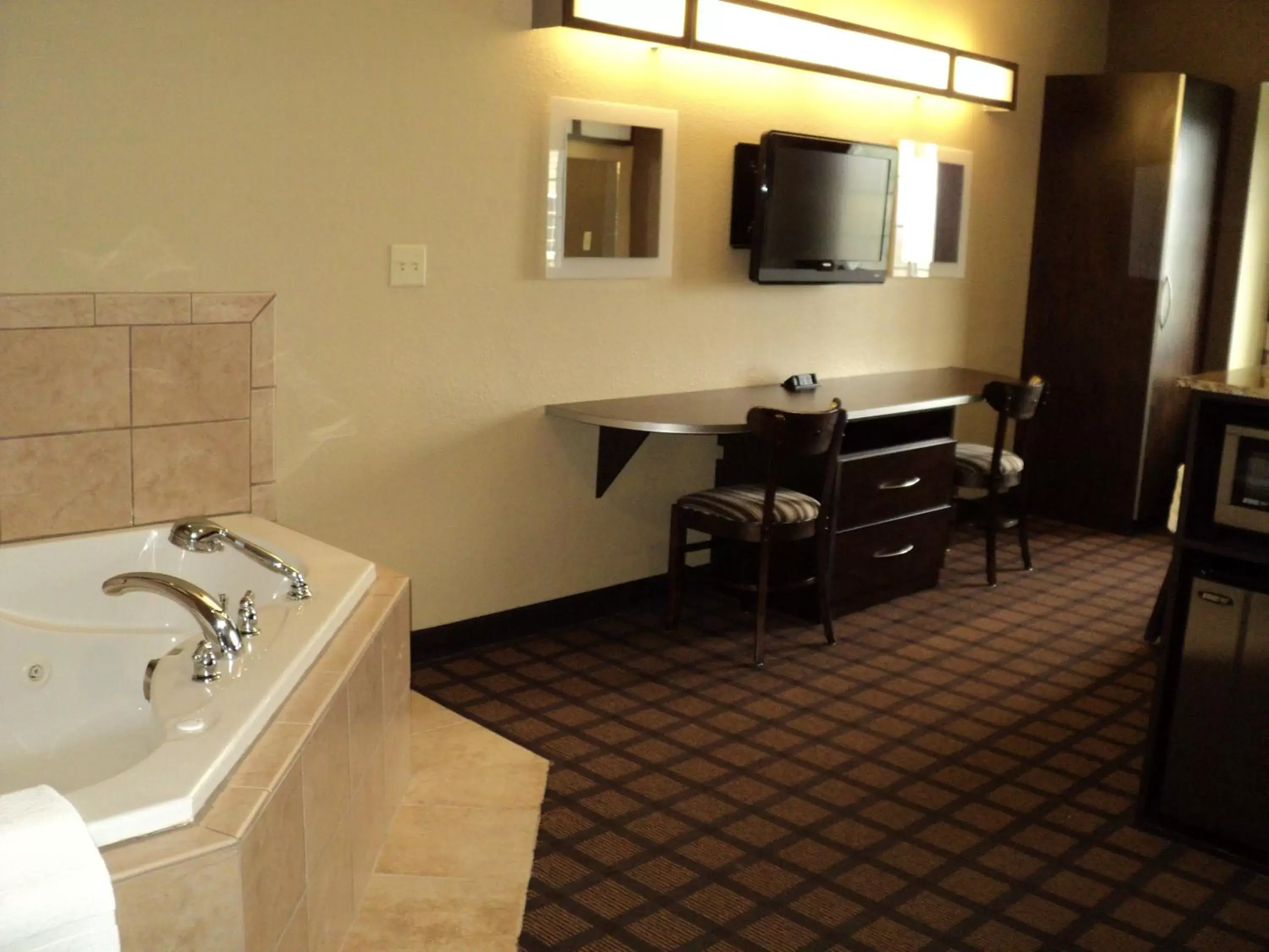 Hot Tub, Bathroom in Microtel Inn & Suites Mansfield PA