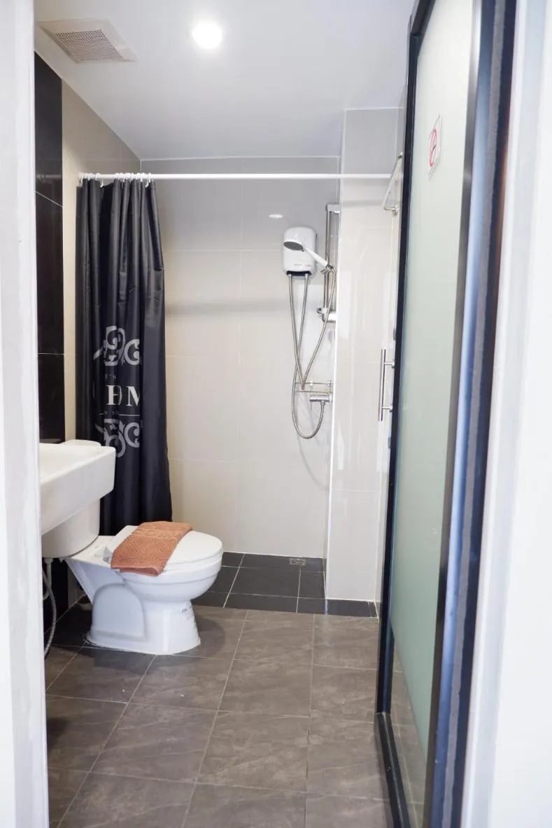 Shower in Izen Plus Budget Hotel & Residence