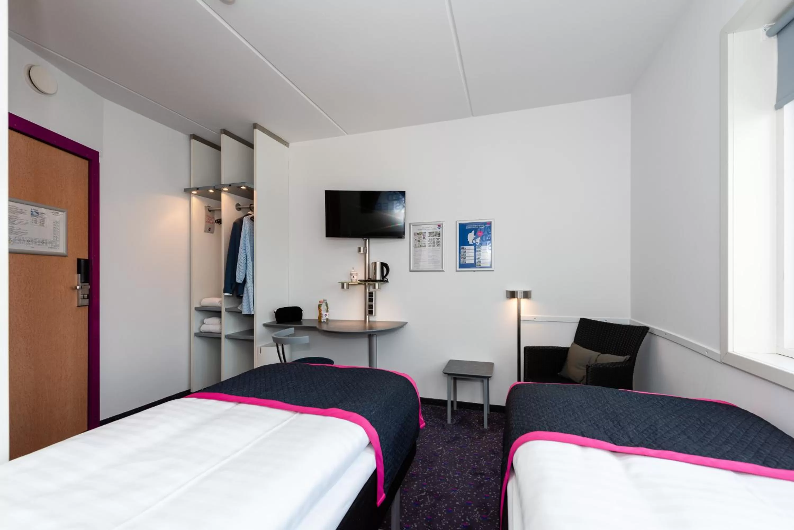 Shower, Bed in Cabinn Aalborg