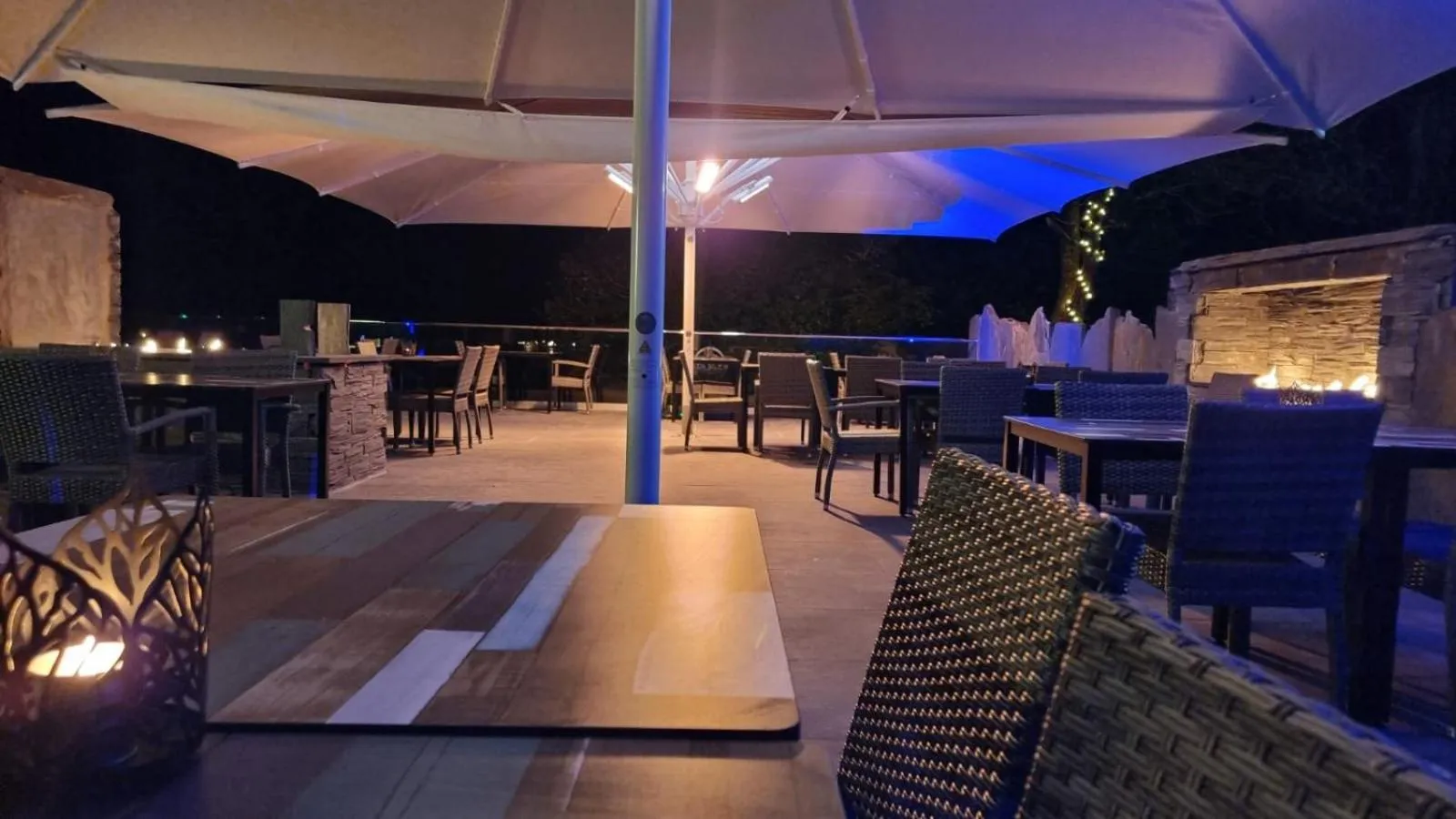 Restaurant/places to eat in Aberdunant Hall