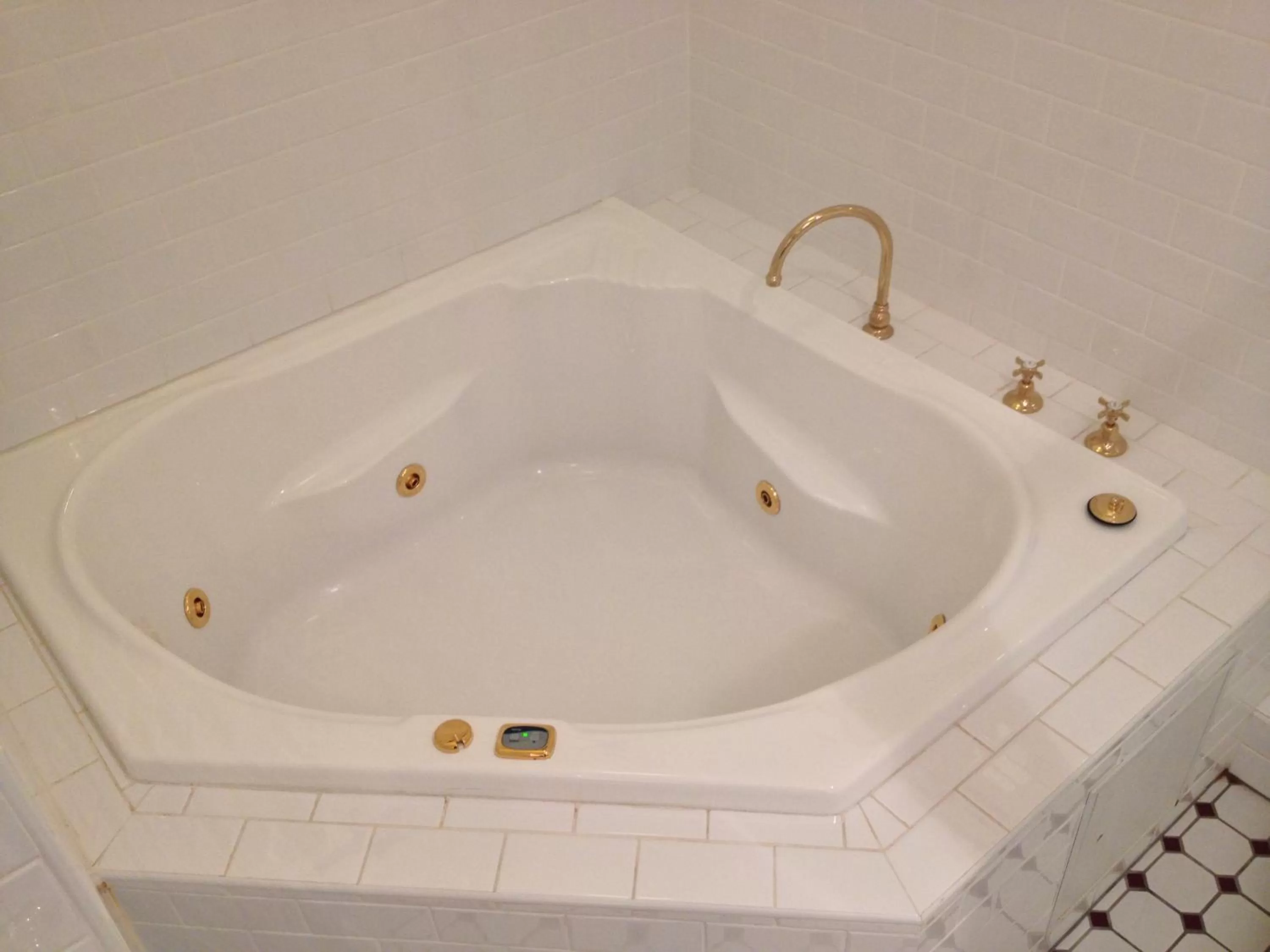 Bathroom in Cobb & Co Court Boutique Hotel