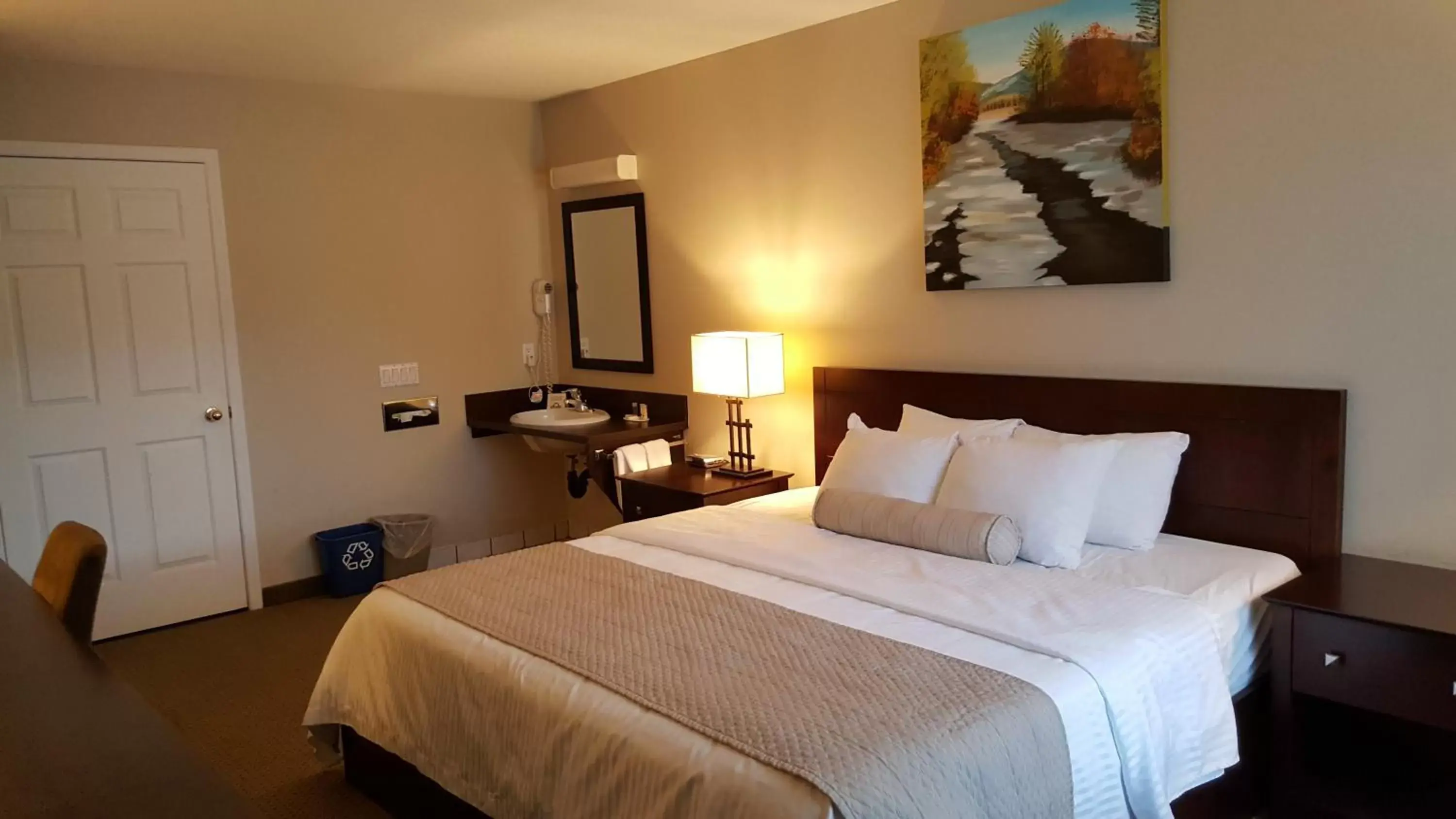 King Room - Disability Access - Non-Smoking in Days Inn by Wyndham Golden