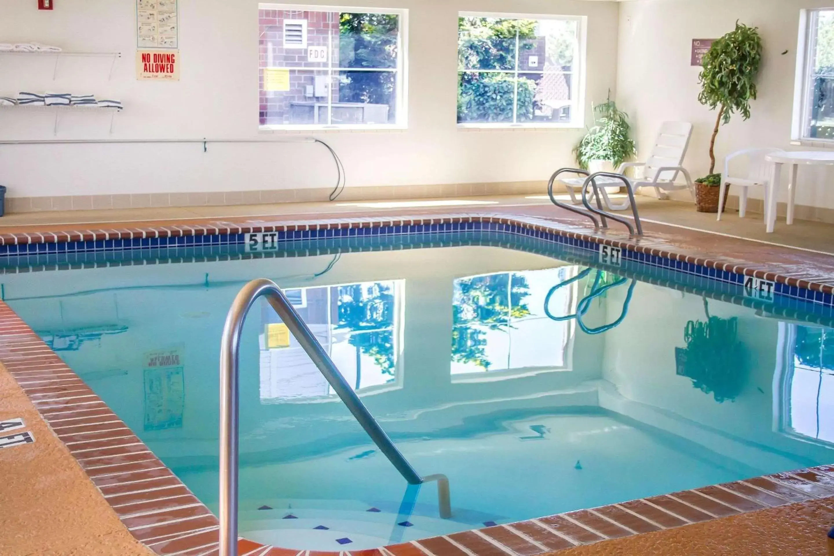Swimming Pool in Quality Inn & Suites Longview Kelso