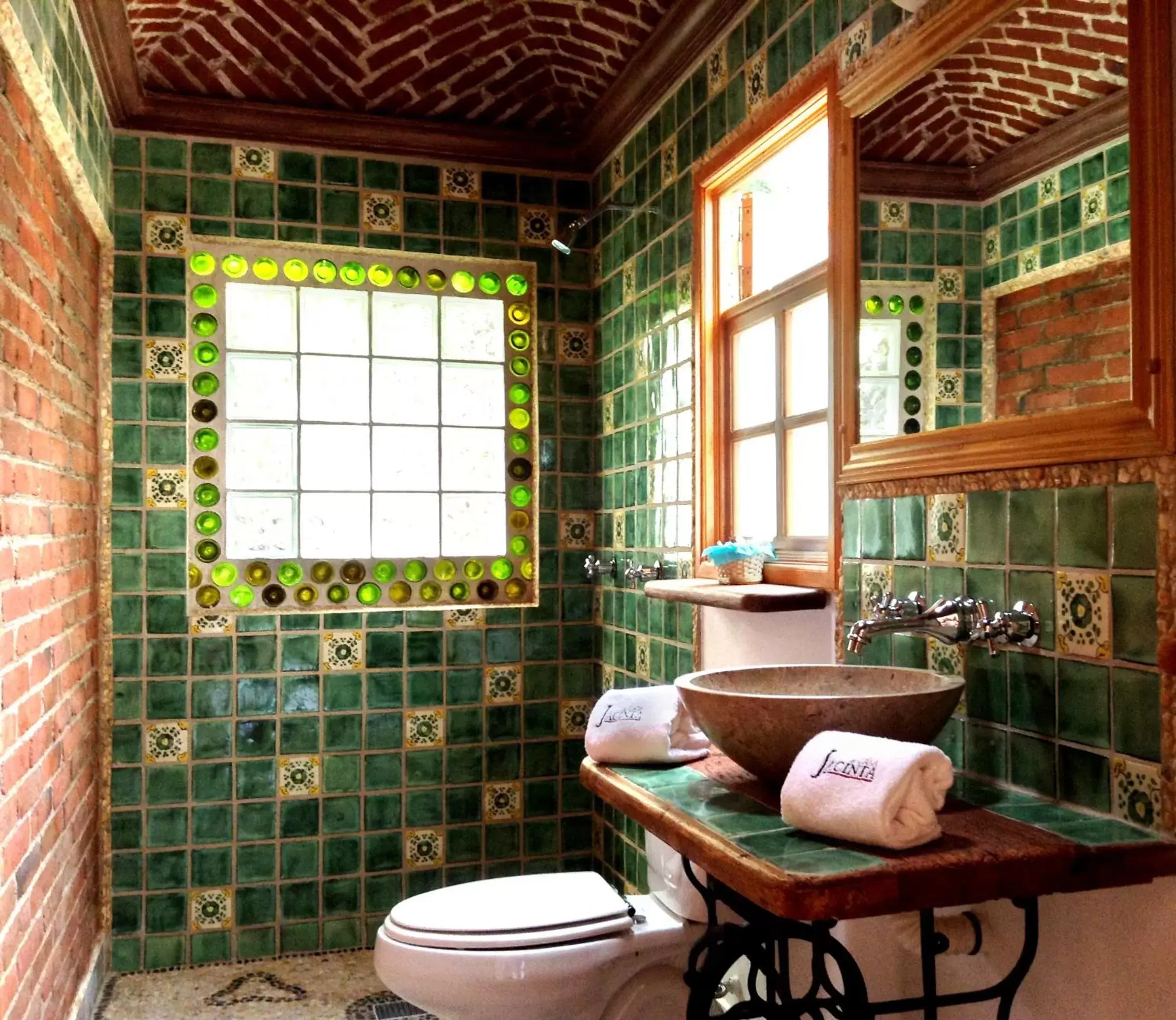 Decorative detail, Bathroom in Casa Jacinta Guest House