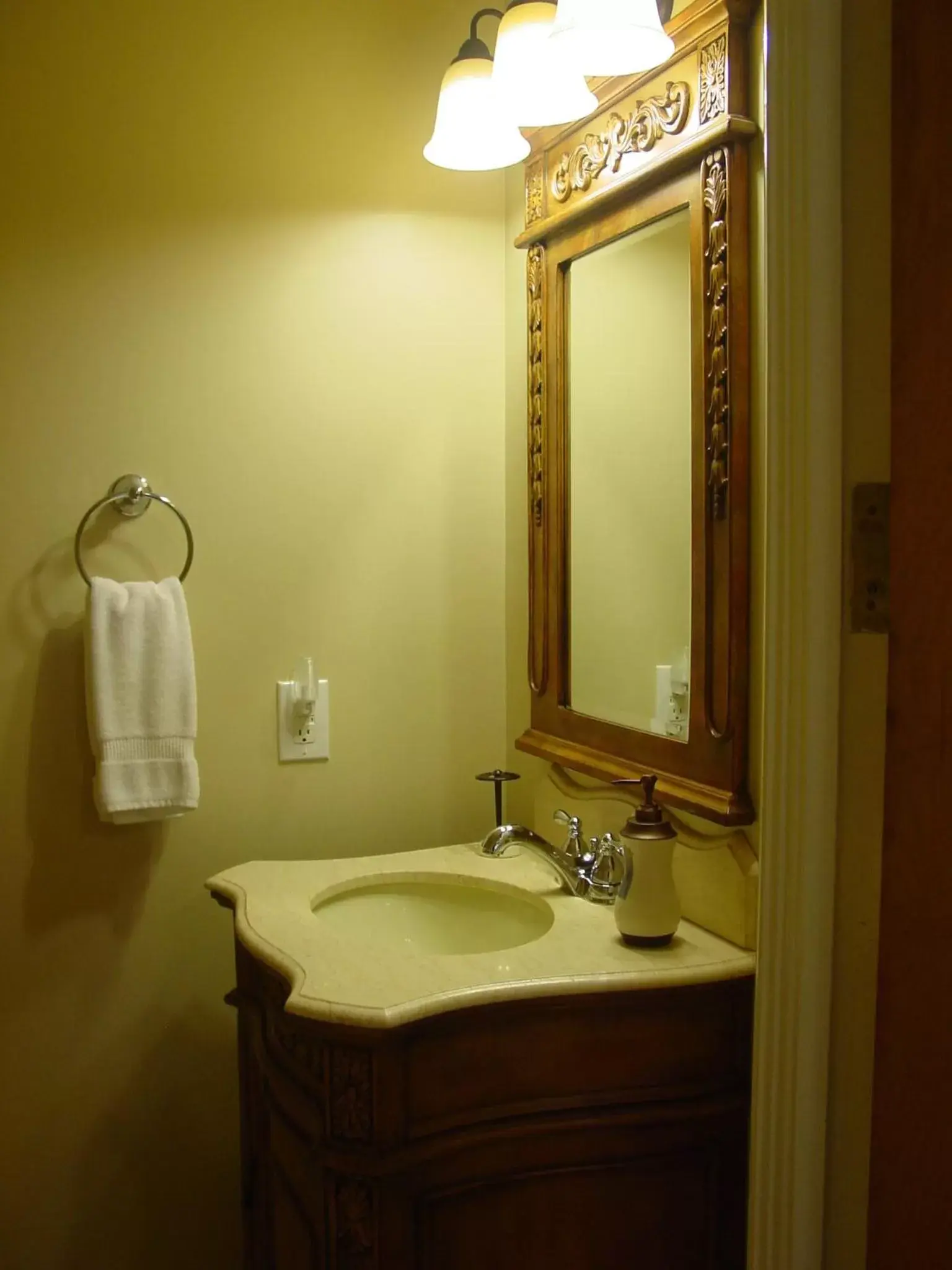 Bathroom in Brookside Mountain Mist Inn