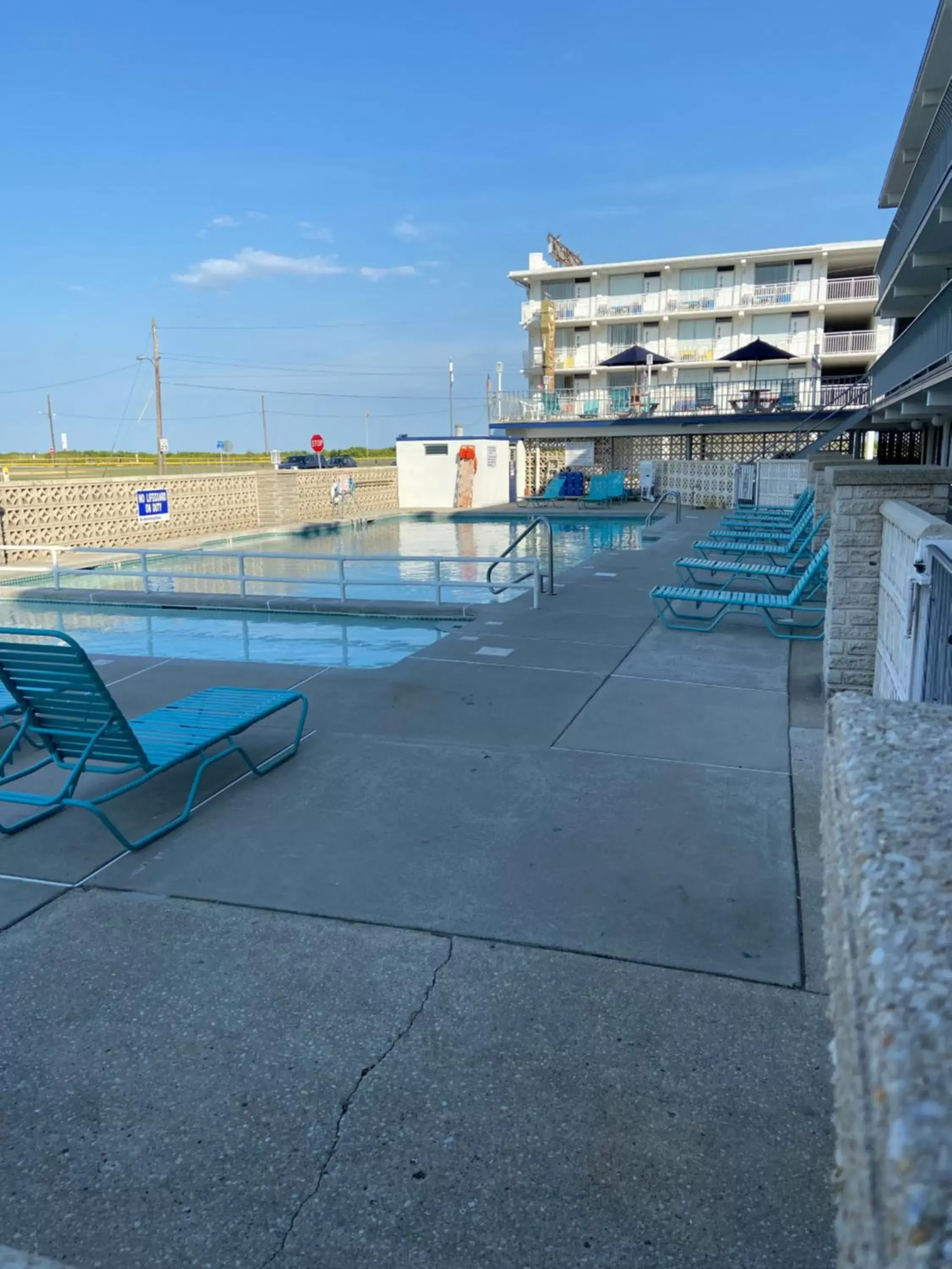 Swimming pool in Yankee Clipper Resort Motel