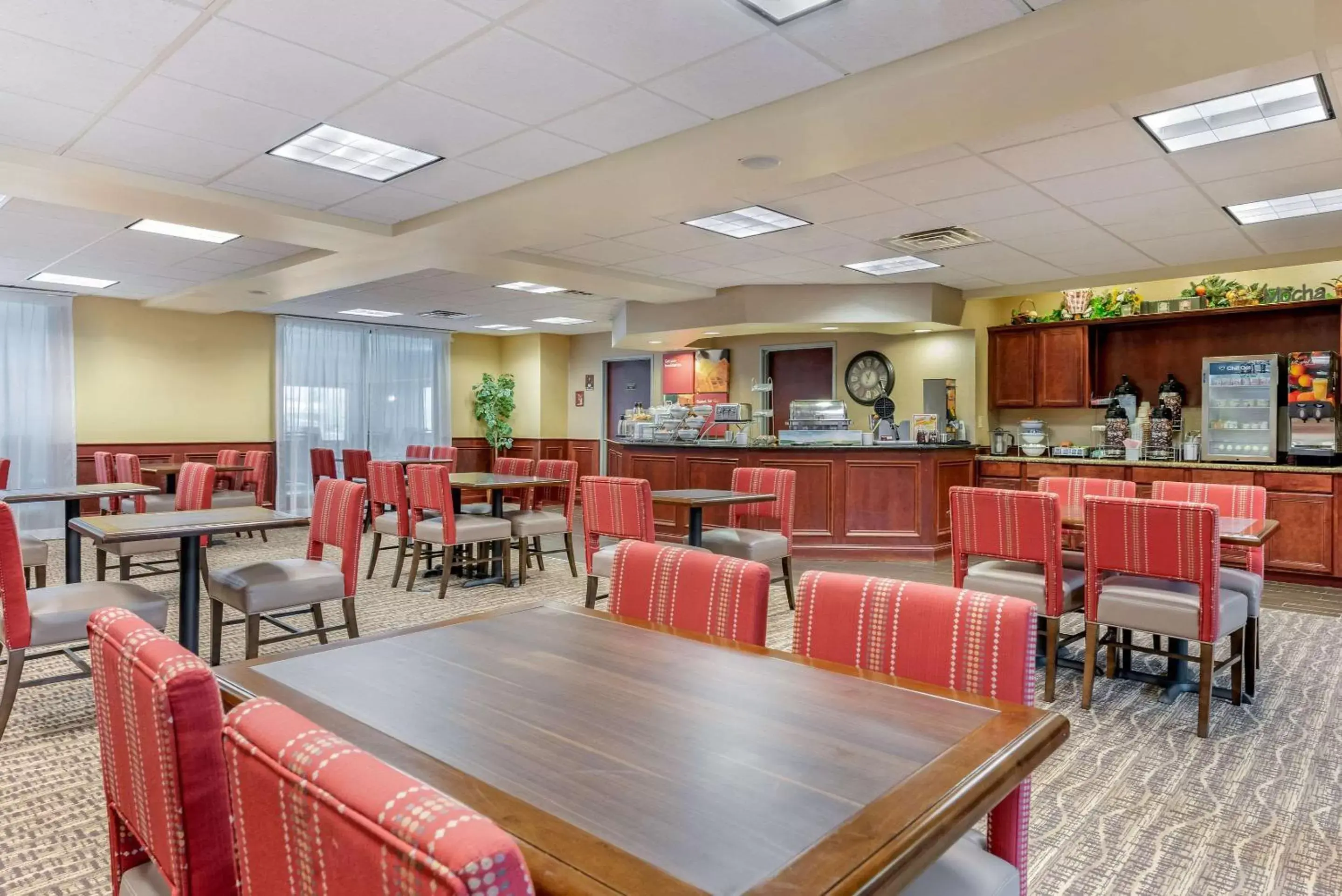 Restaurant/Places to Eat in Comfort Suites Findlay I-75