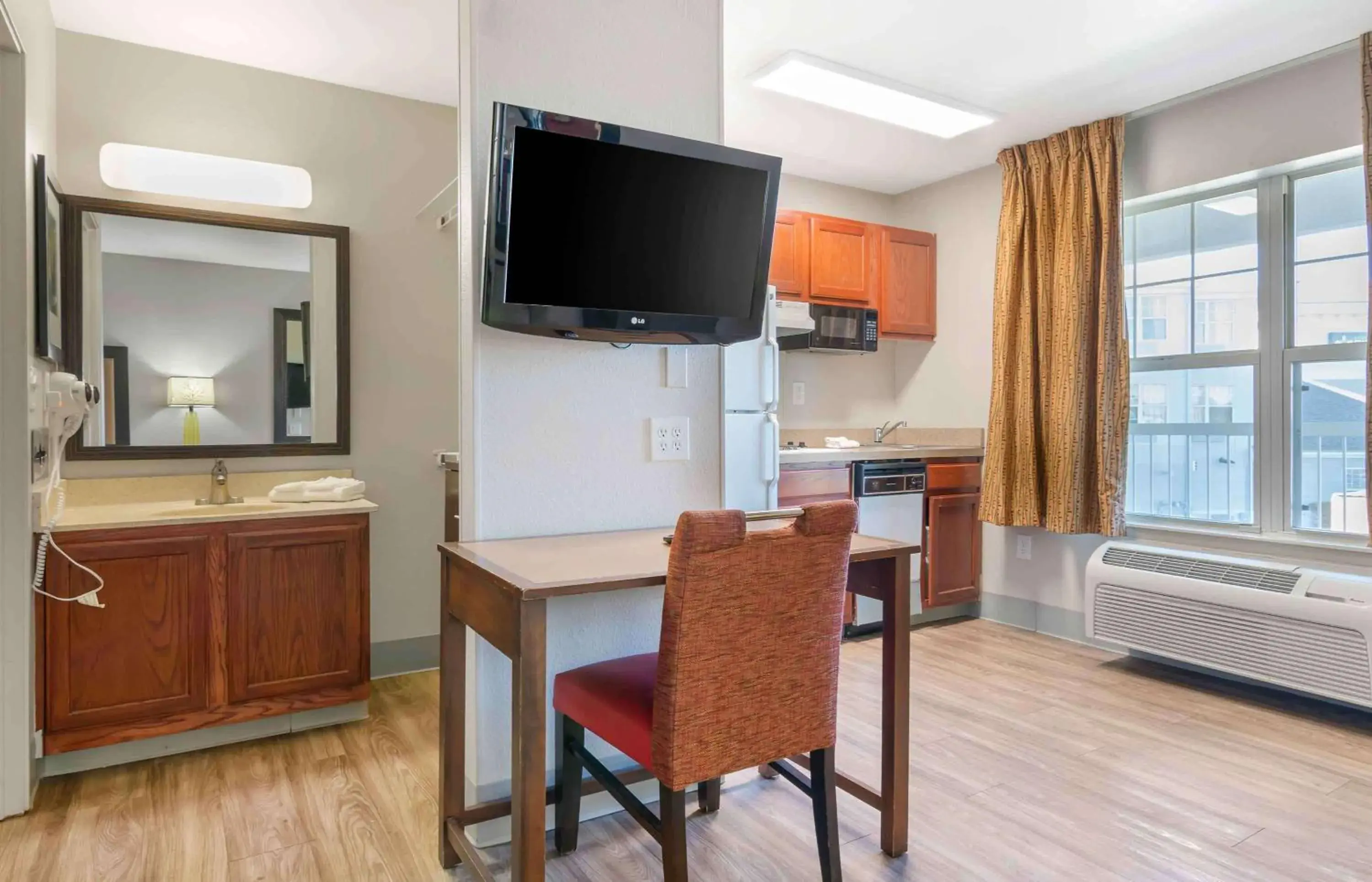 Bedroom, TV/Entertainment Center in Extended Stay America Suites - Kansas City - Lenexa - 87th St