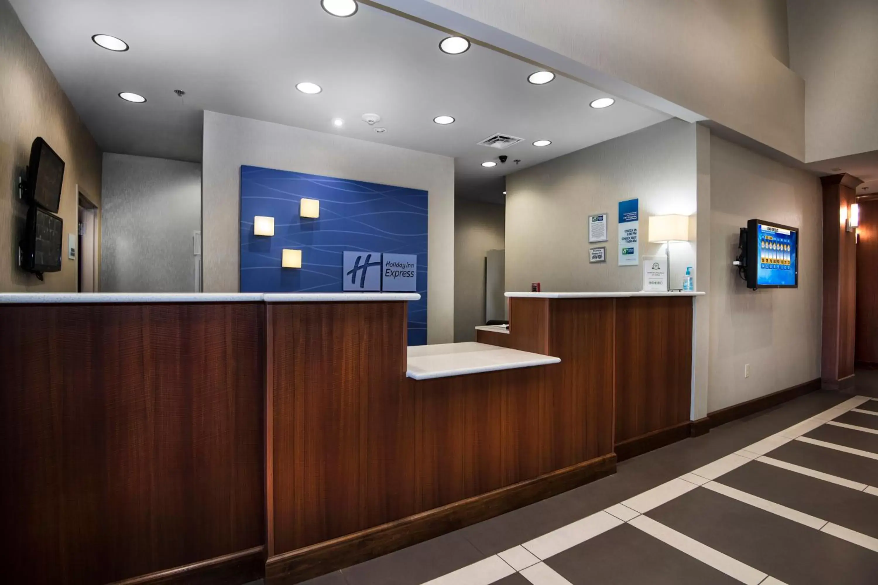 Property building, Lobby/Reception in Holiday Inn Express Conway, an IHG Hotel