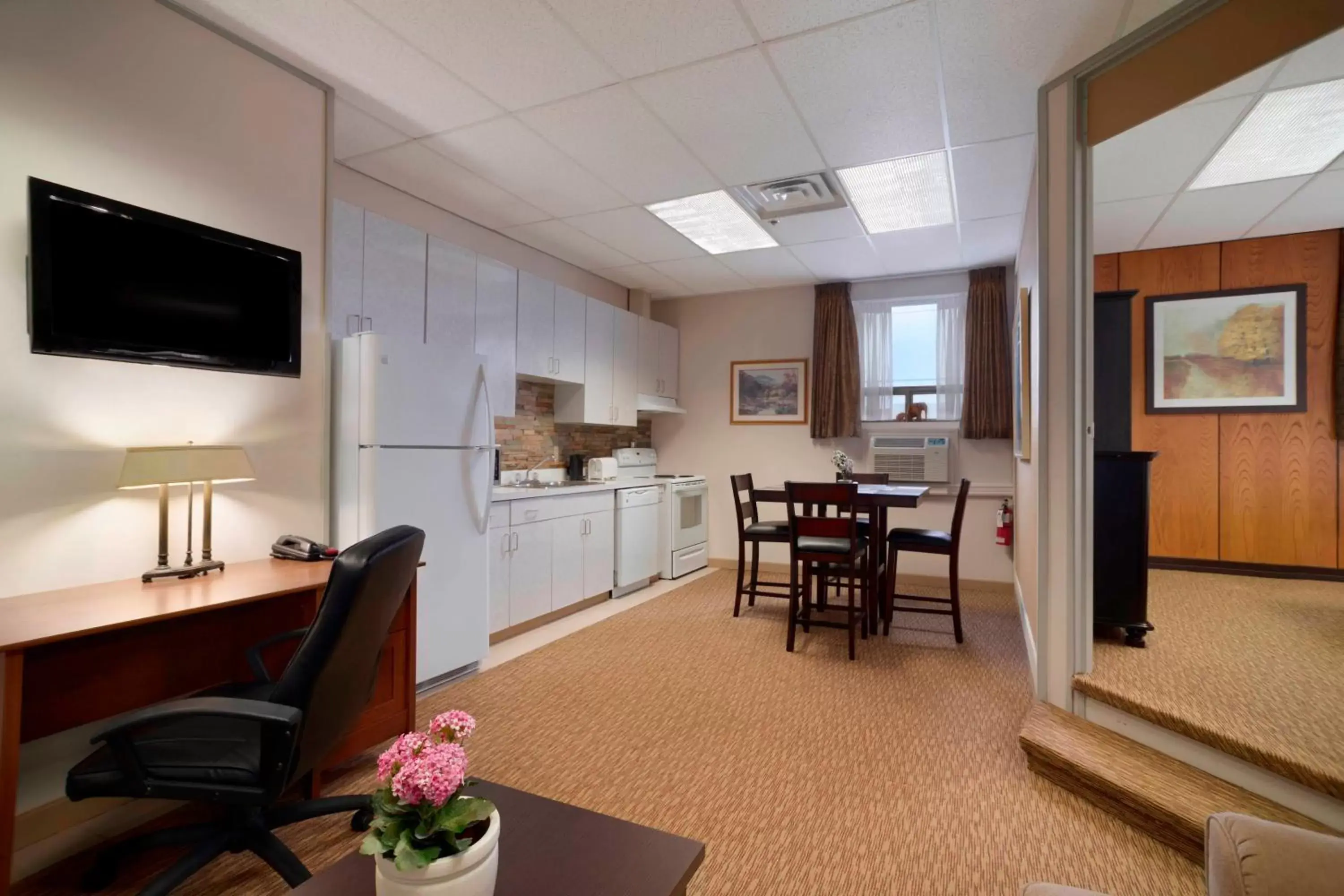 Kitchen or kitchenette, TV/Entertainment Center in Days Inn & Suites by Wyndham Sault Ste. Marie ON