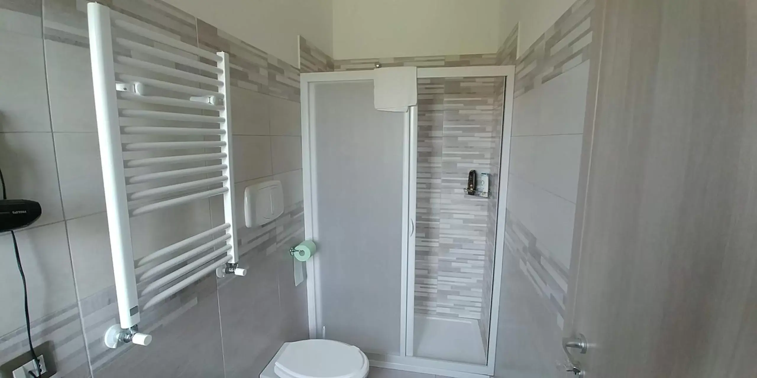 Shower, Bathroom in Bonsai Bed & Breakfast