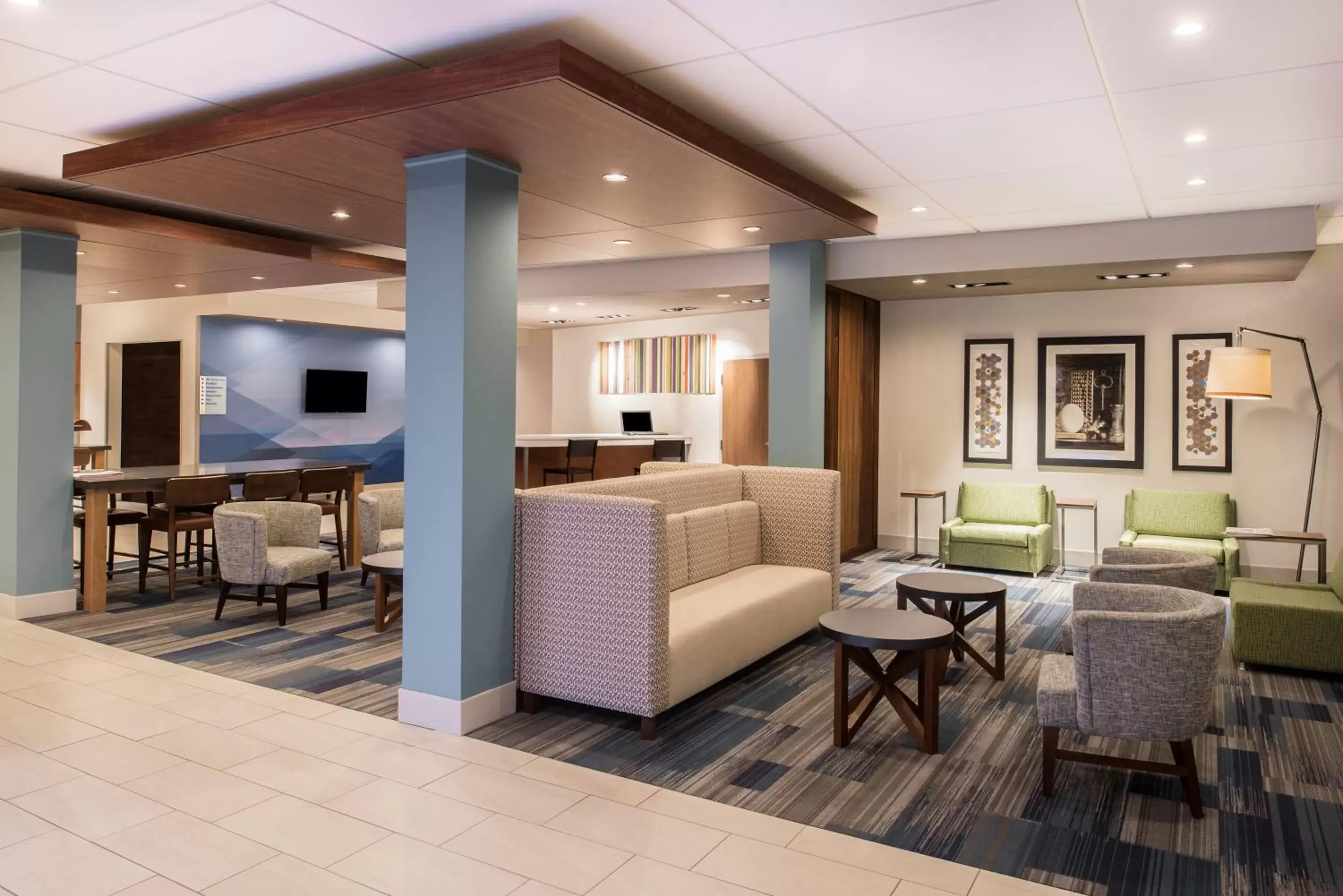 Lobby or reception in Holiday Inn Express & Suites Kingdom City, an IHG Hotel