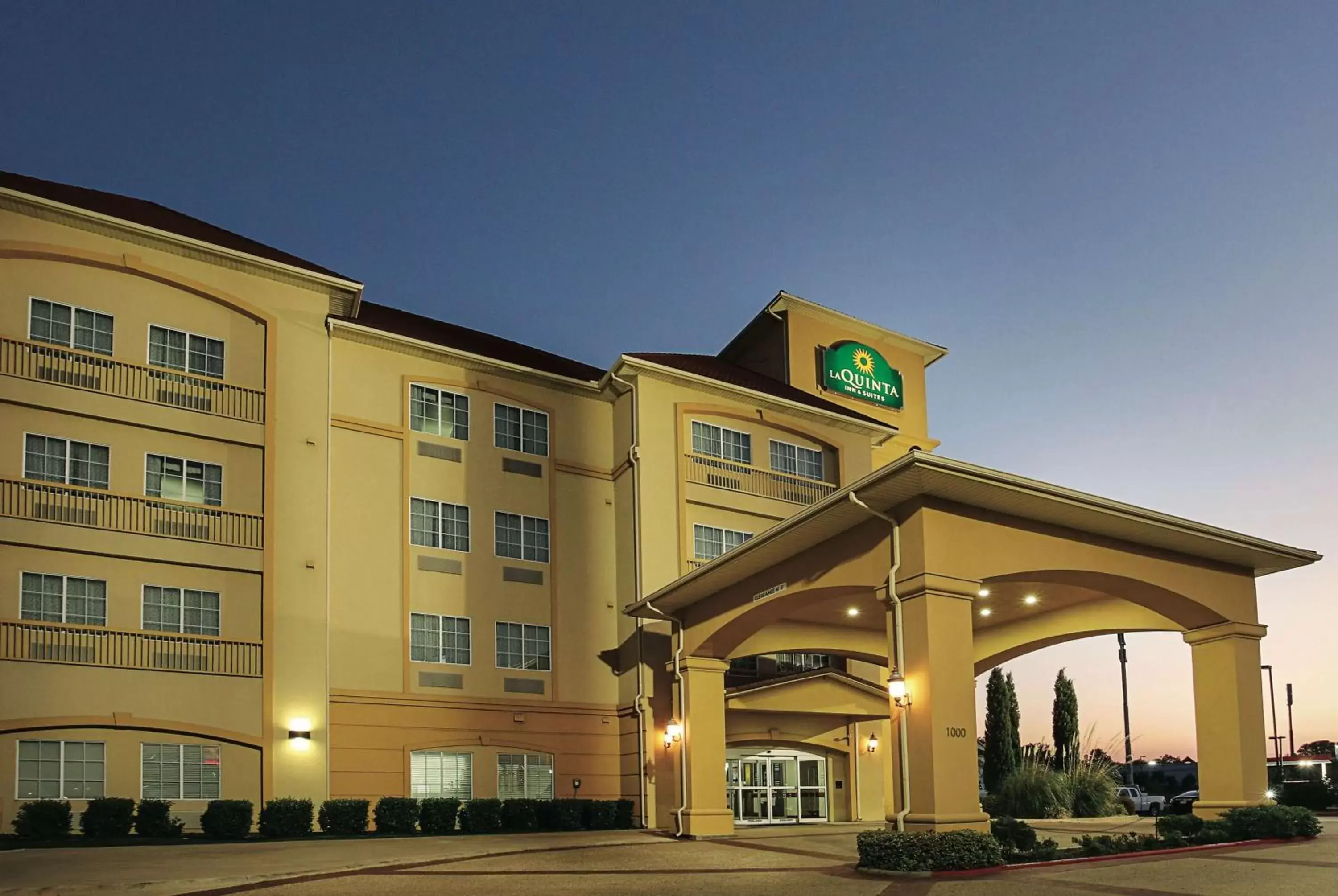 Property building in La Quinta Inn & Suites by Wyndham South Dallas - Hutchins