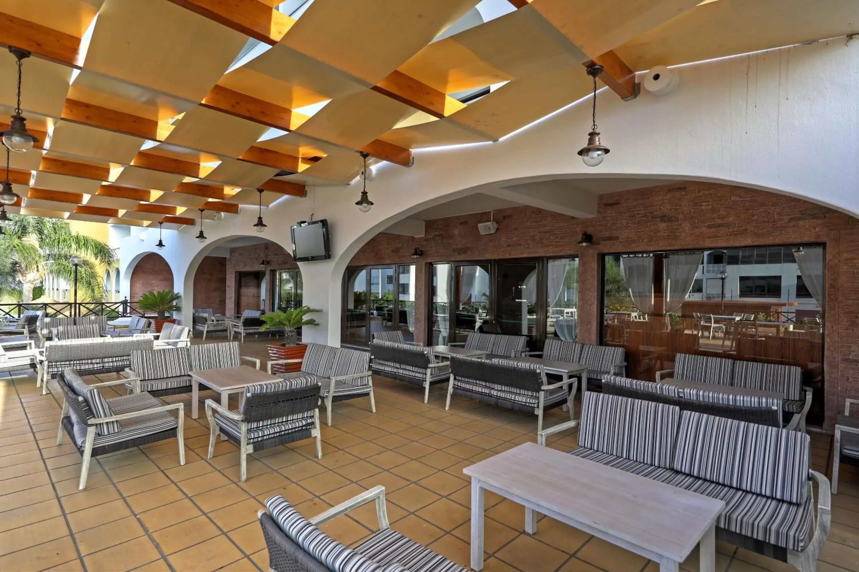 Balcony/Terrace, Restaurant/Places to Eat in Aparthotel Paladim & Alagoamar