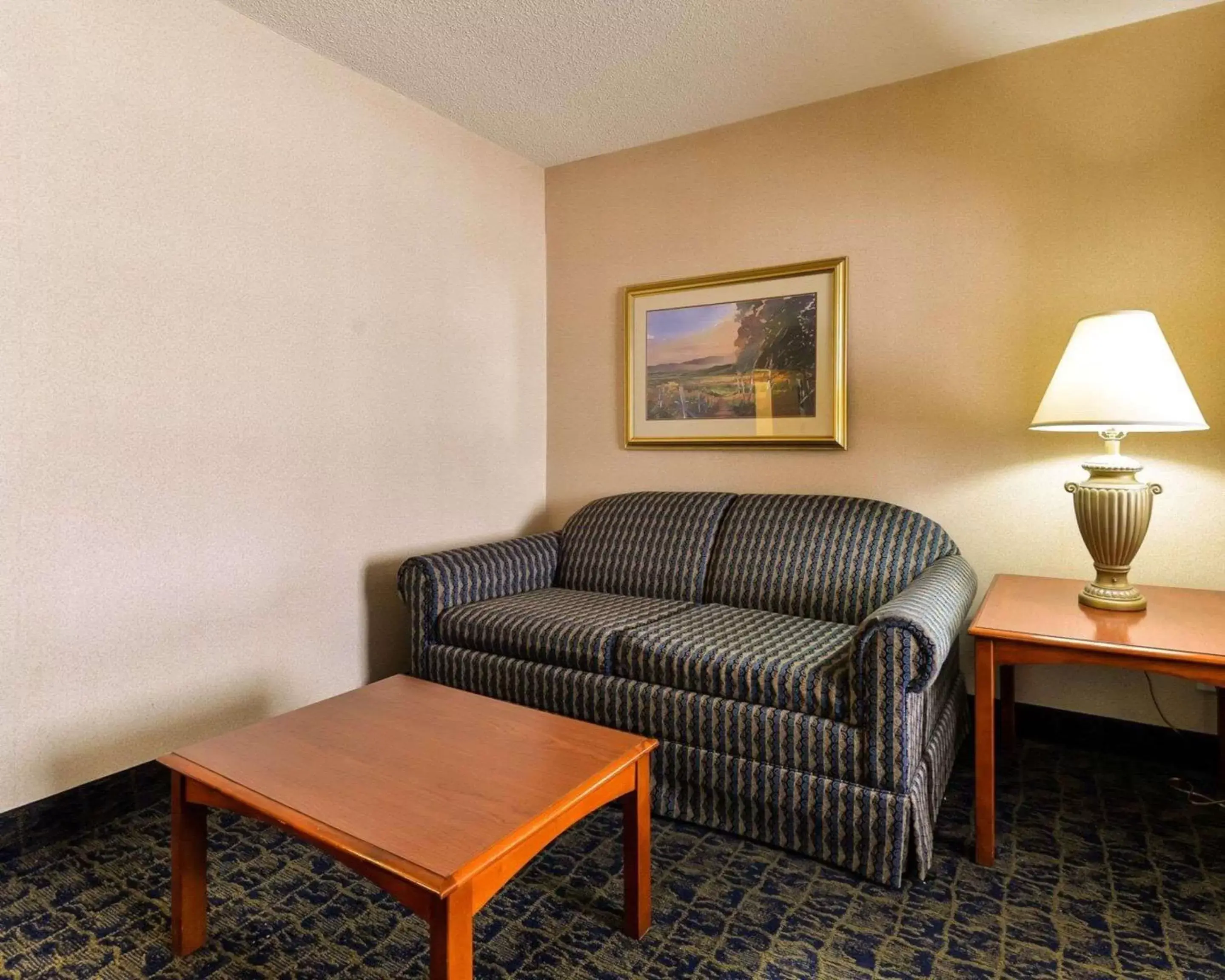 Photo of the whole room, Seating Area in Quality Inn Spring Mills - Martinsburg North