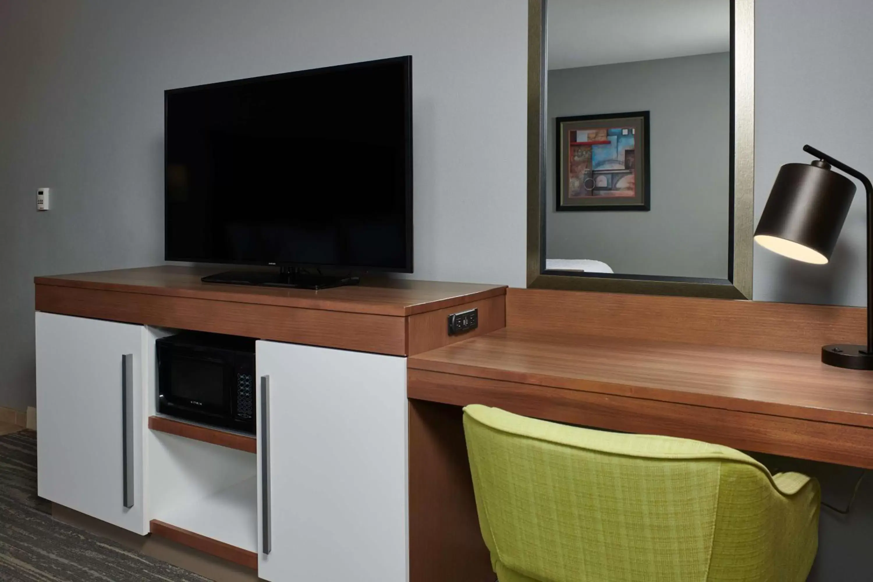 Bedroom, TV/Entertainment Center in Hampton Inn & Suites Denver/Highlands Ranch