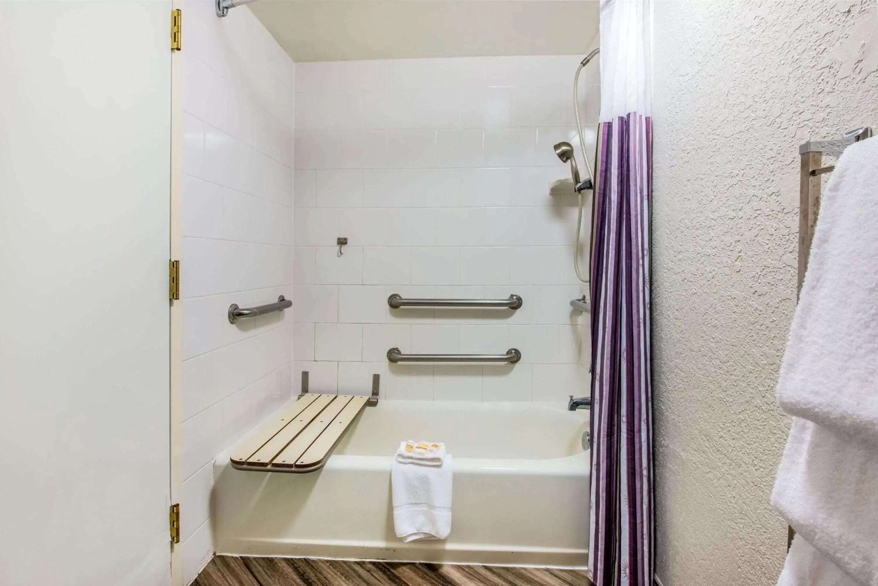 Bathroom in La Quinta by Wyndham Fort Lauderdale Tamarac