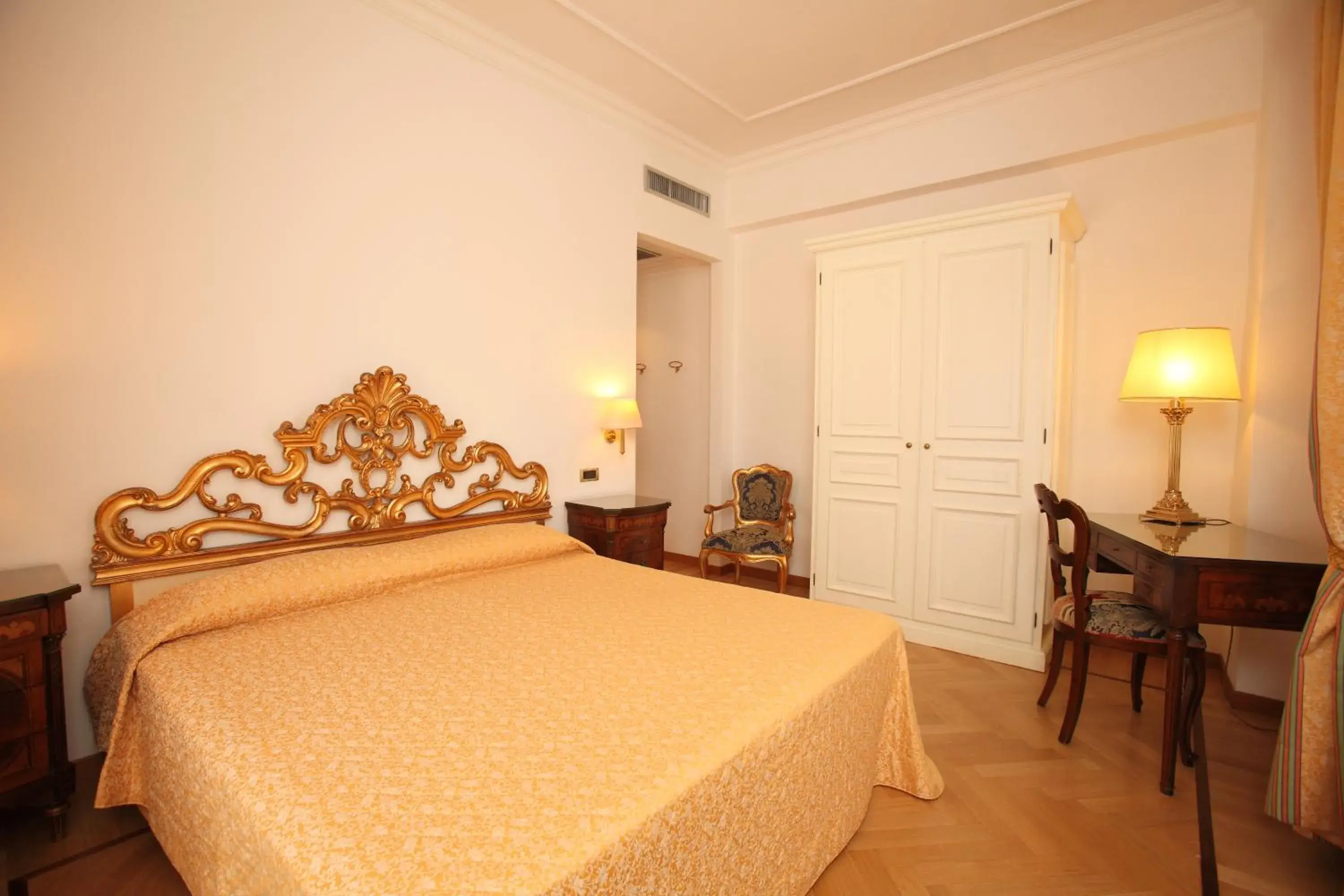 Decorative detail, Bed in Grand Hotel Villa Balbi