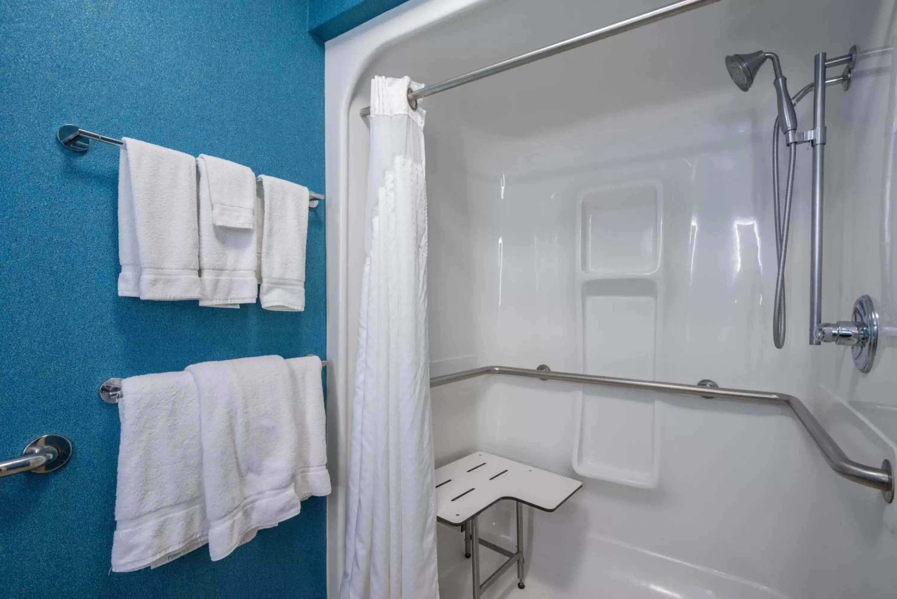 Queen Room with Hearing Accessible Roll-in Shower - Non-Smoking in Holiday Inn Express and Suites Quakertown - Allentown Area by IHG Queen Room with Hearing Accessible Roll-in Shower - Non-Smoking in Holiday Inn Express and Suites Quakertown - Allentown Area by IHG