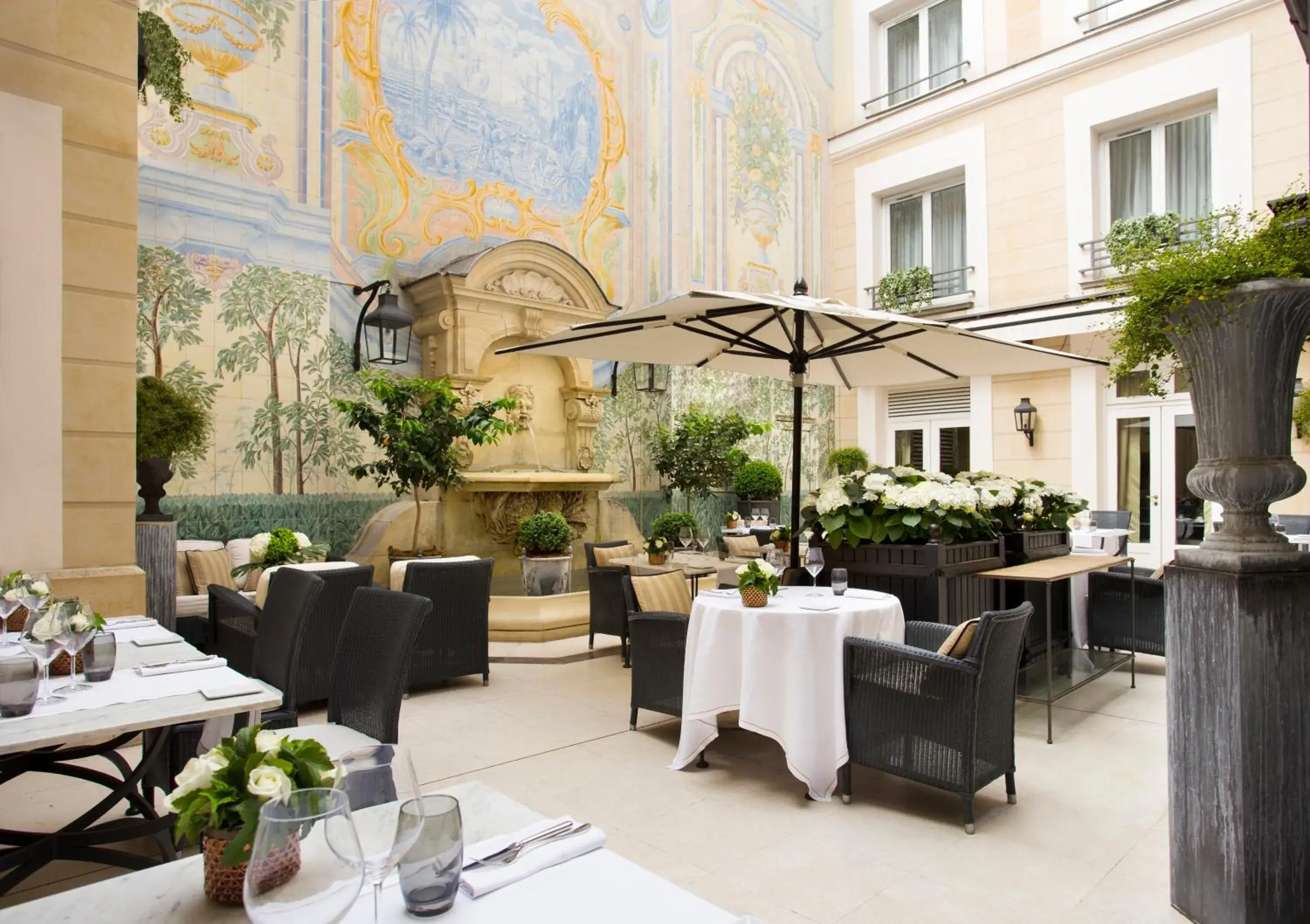 Patio, Restaurant/Places to Eat in Castille Paris – Starhotels Collezione