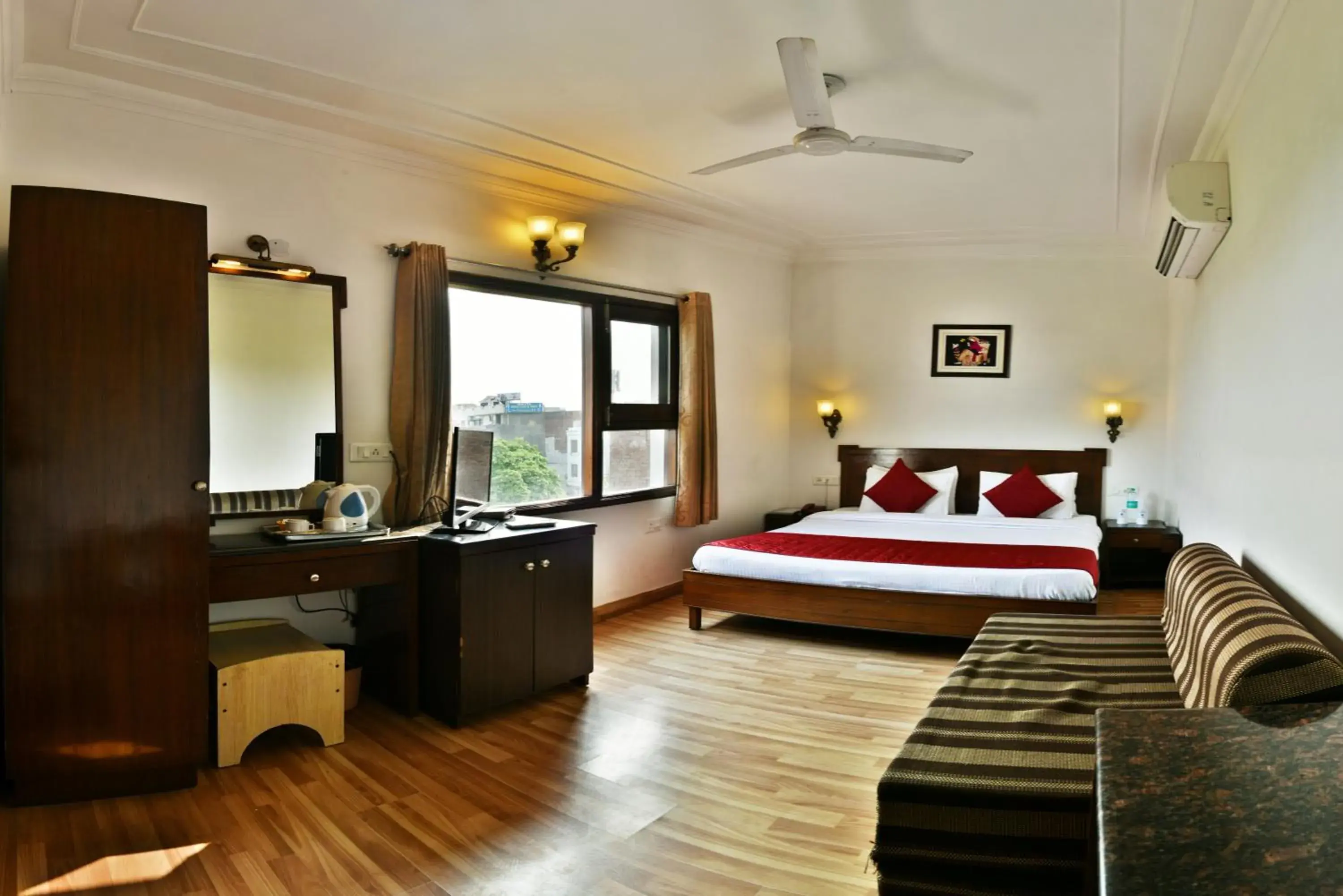 Bedroom in Hotel Sapphire Opposite Golden Temple